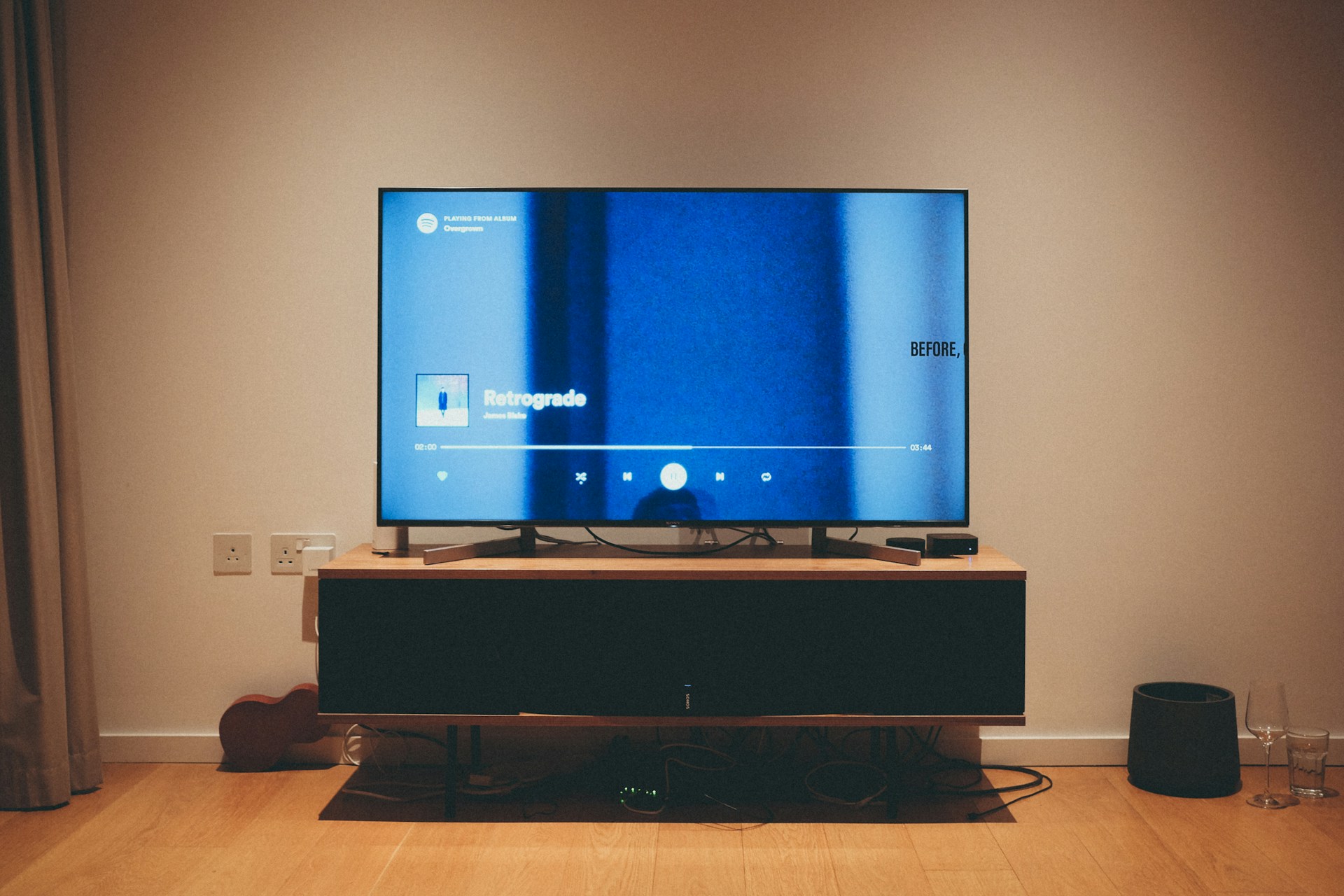 Un televisor plano sobre una estantería de madera | Fuente: Unsplash