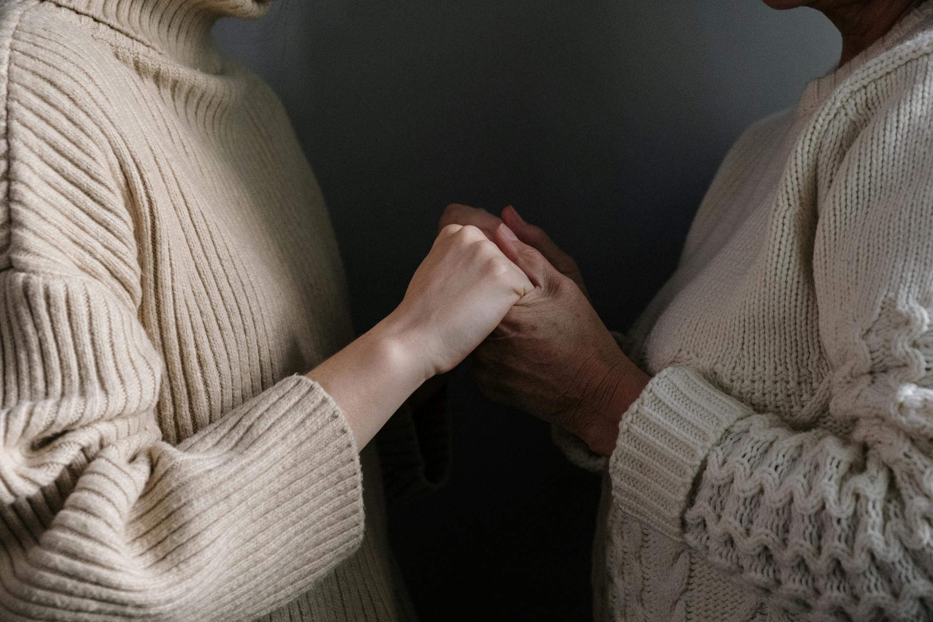 Una mujer tomando las manos de su madre | Fuente: Pexels
