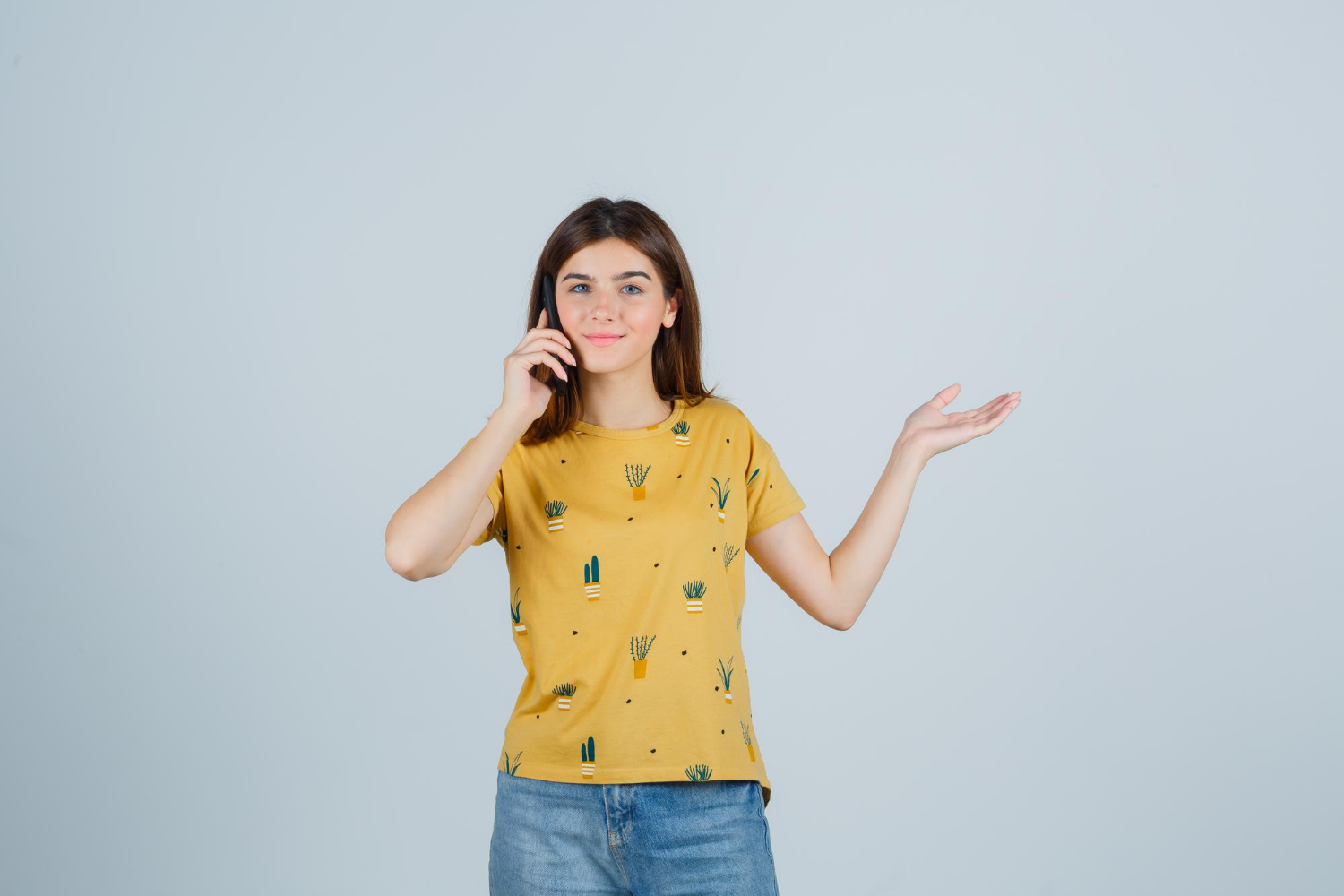 Una joven encantada hablando por teléfono | Fuente: Freepik