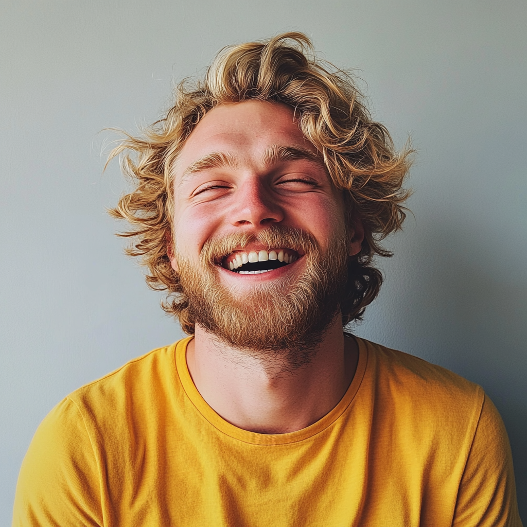 Un hombre riendo con una camiseta amarilla | Fuente: Midjourney