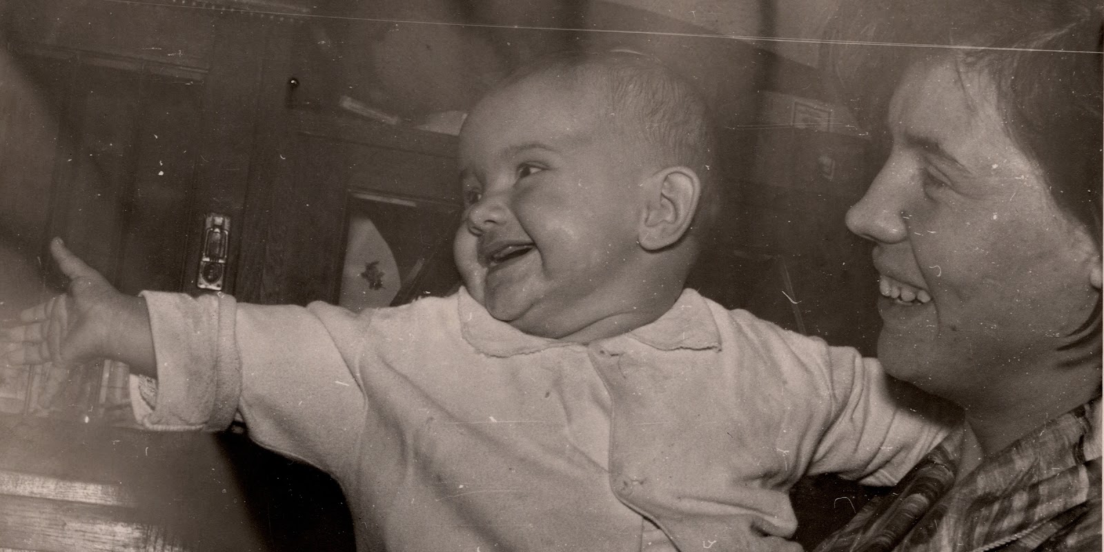 Una foto antigua de una madre y su bebé | Fuente: Shutterstock