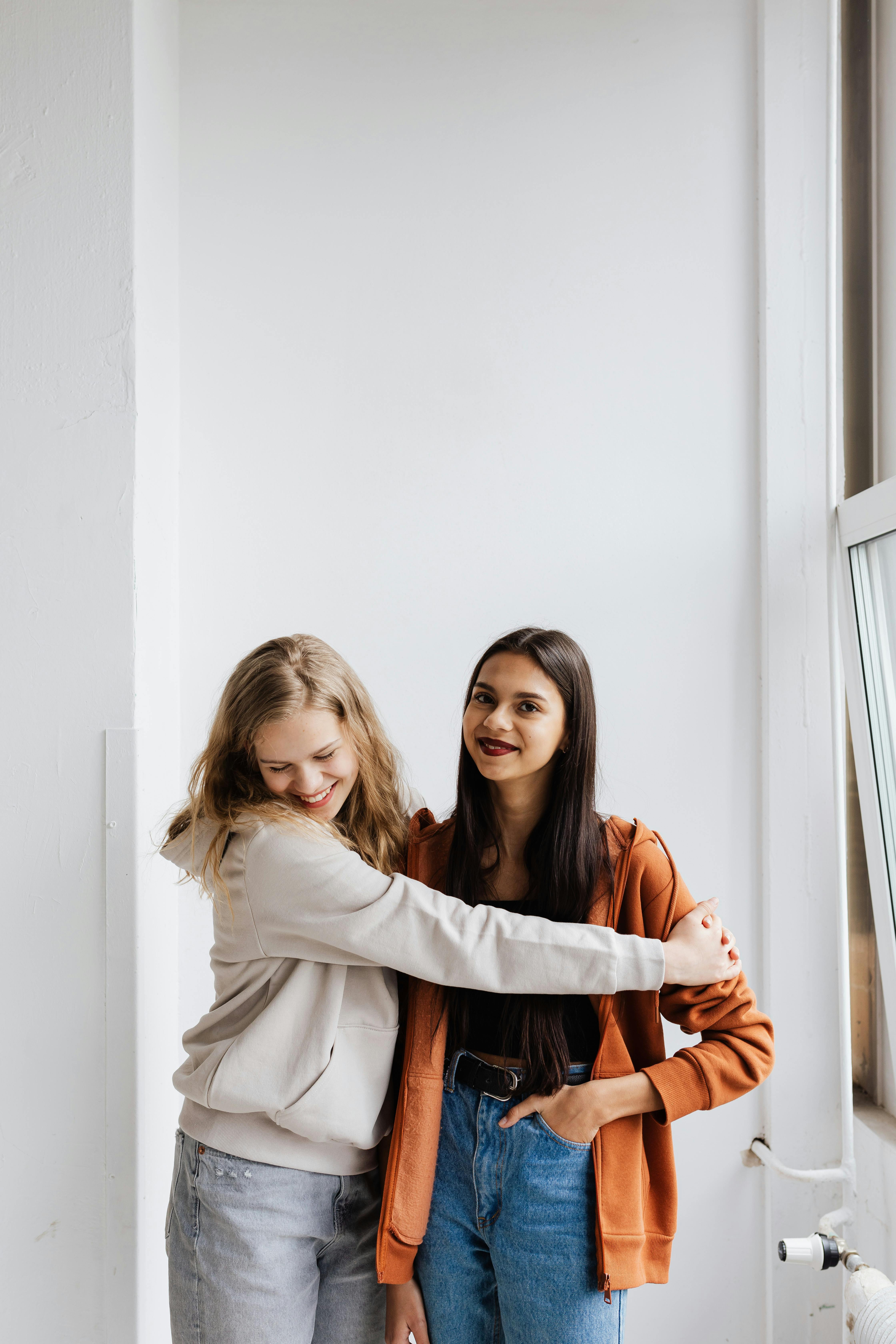 Dos mujeres abrazándose | Fuente: Pexels