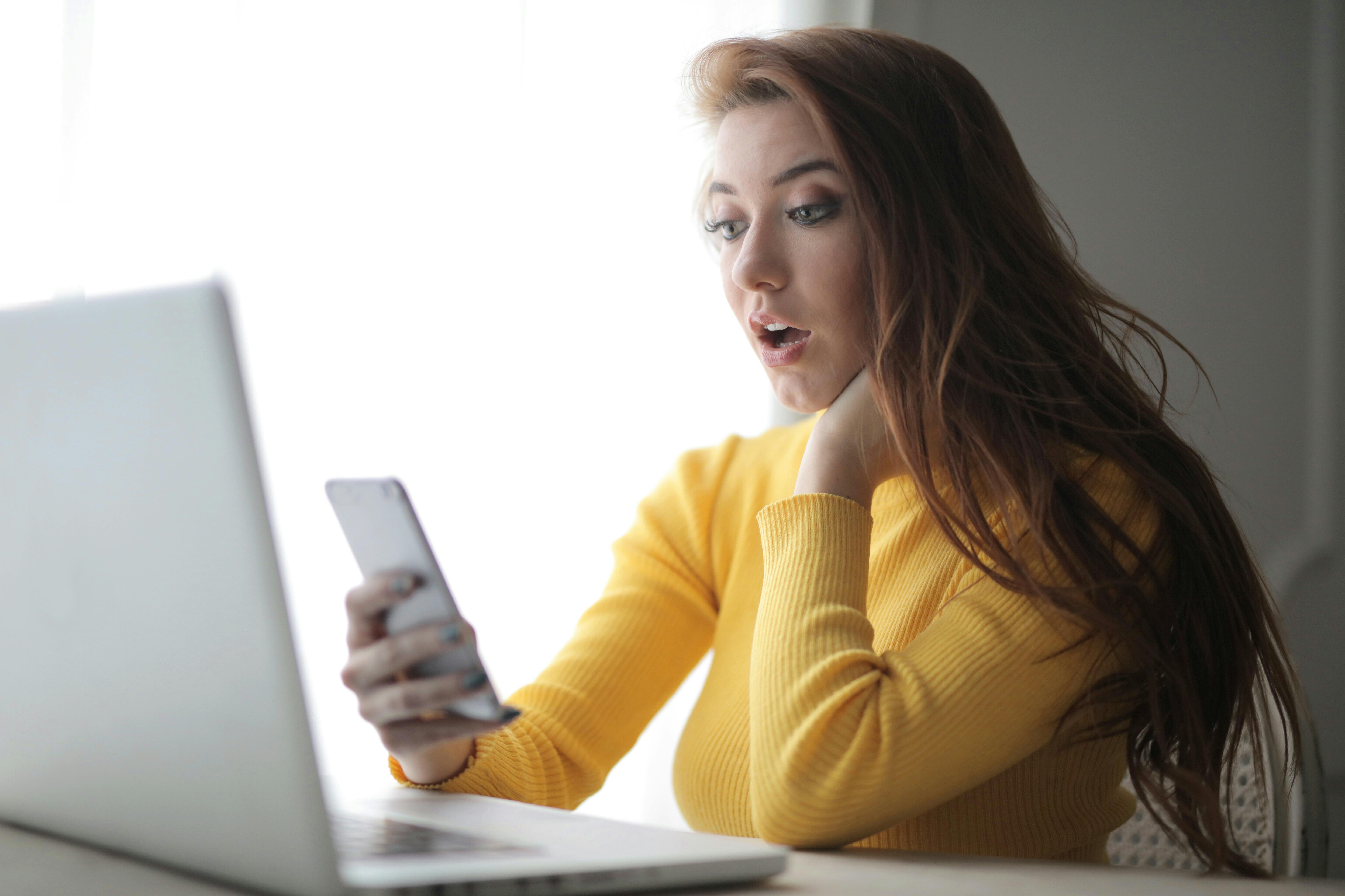 Una mujer leyendo un mensaje de texto | Fuente: Pexels