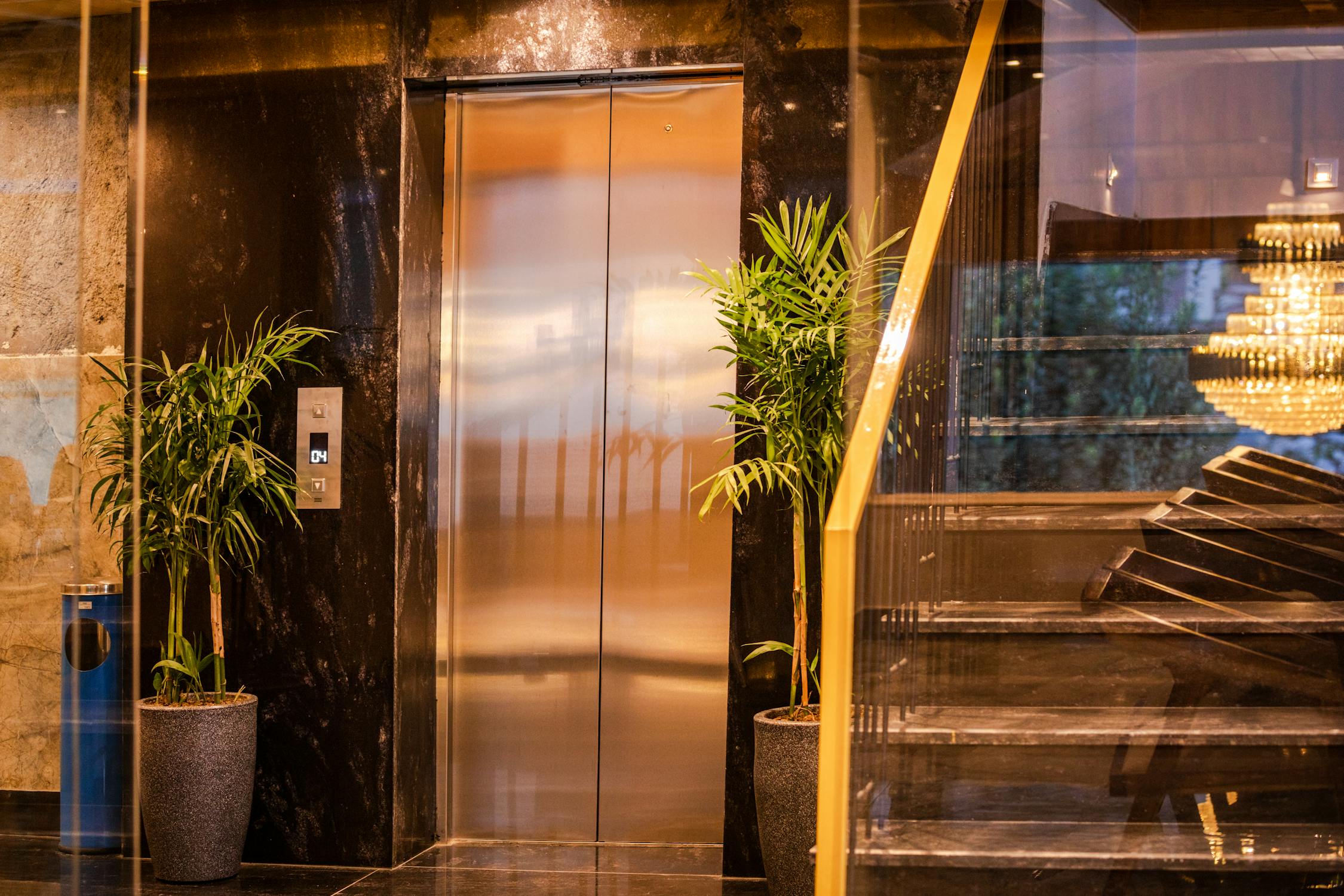 El ascensor de un hotel | Fuente: Pexels