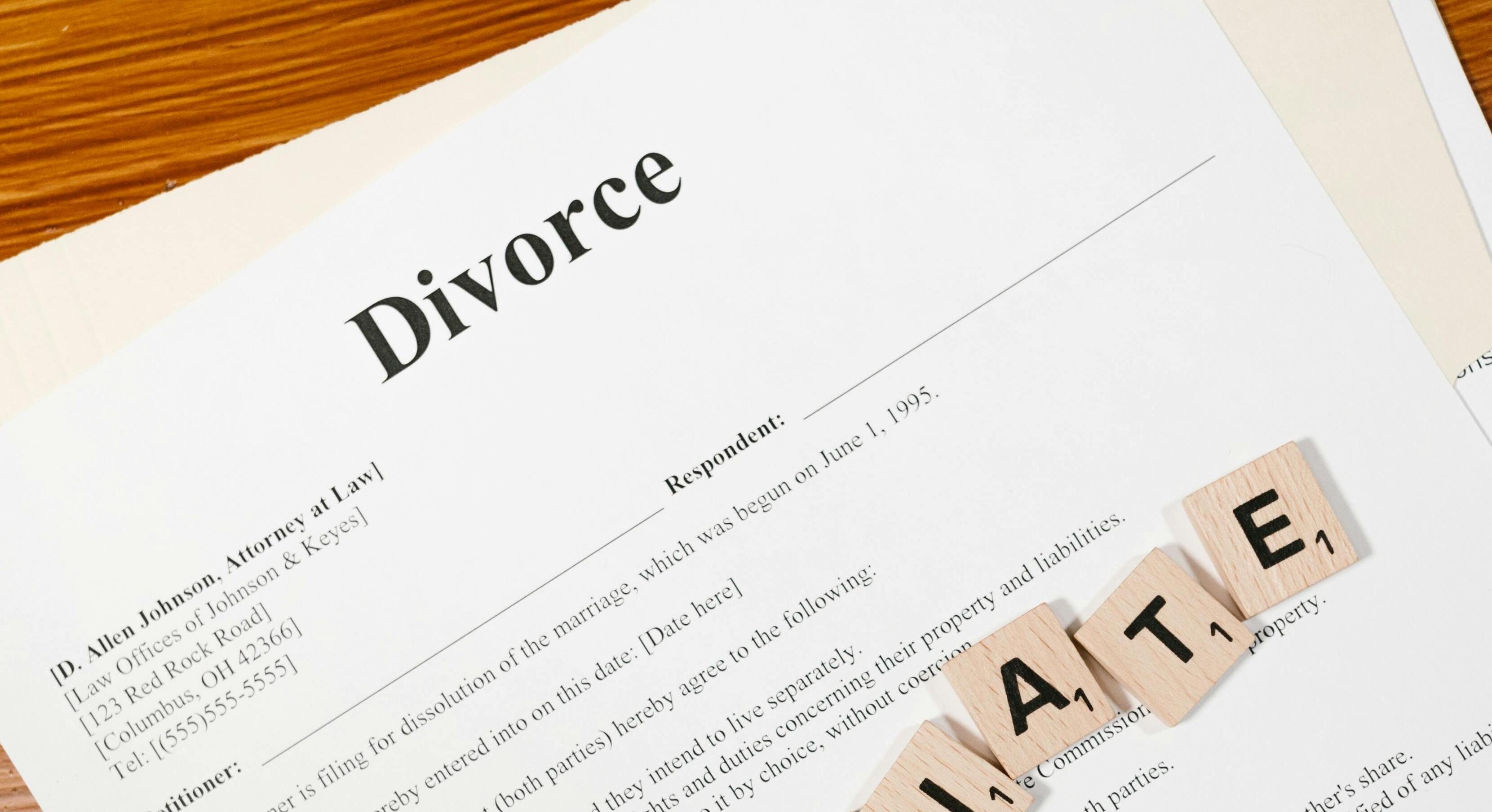 Un primer plano de los documentos de un divorcio | Fuente: Pexels