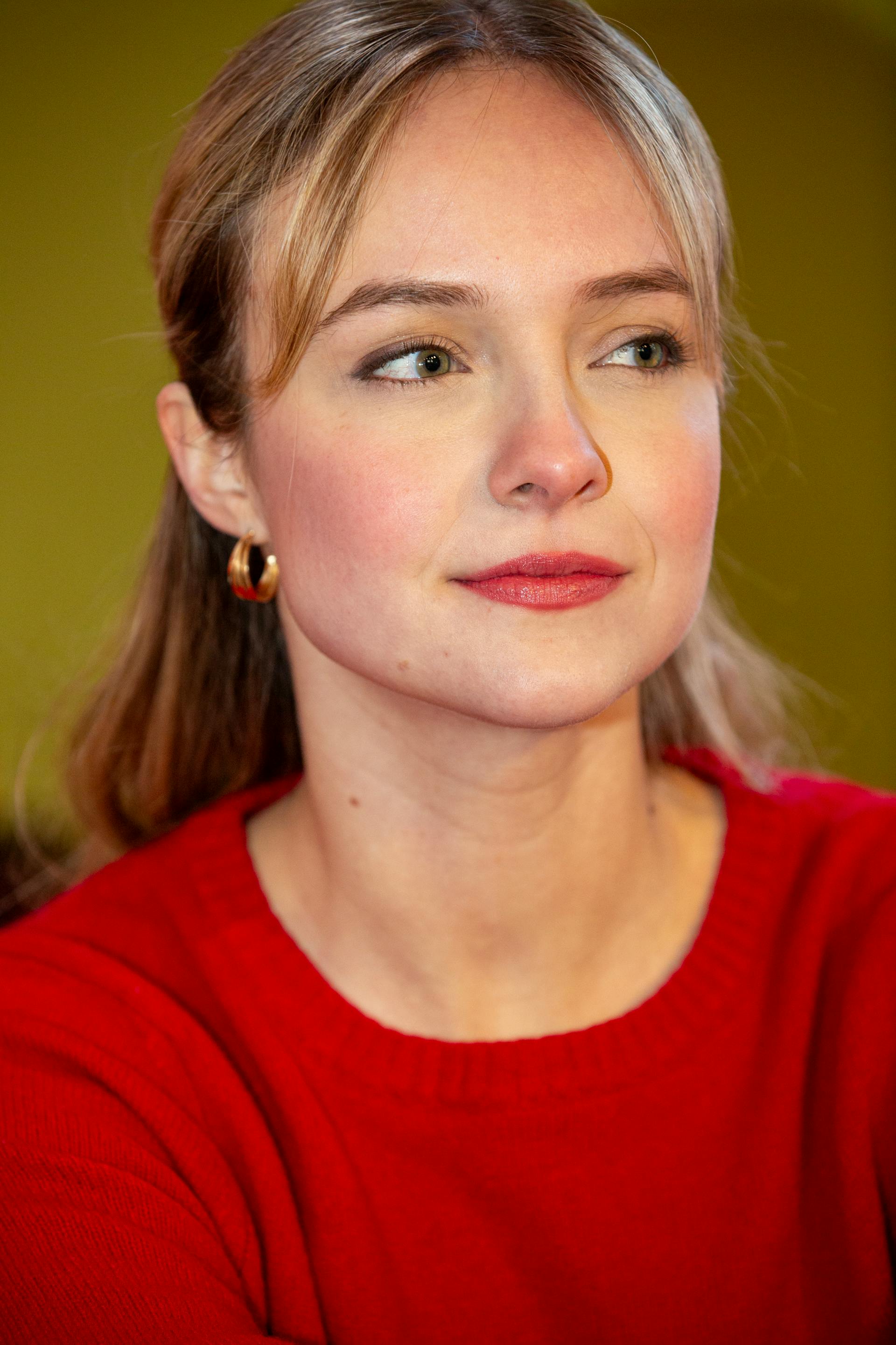 Una mujer pensativa mirando a alguien | Fuente: Pexels