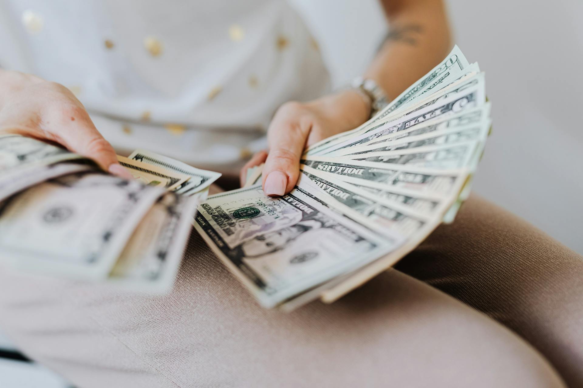 Una mujer sosteniendo billetes | Fuente: Pexels