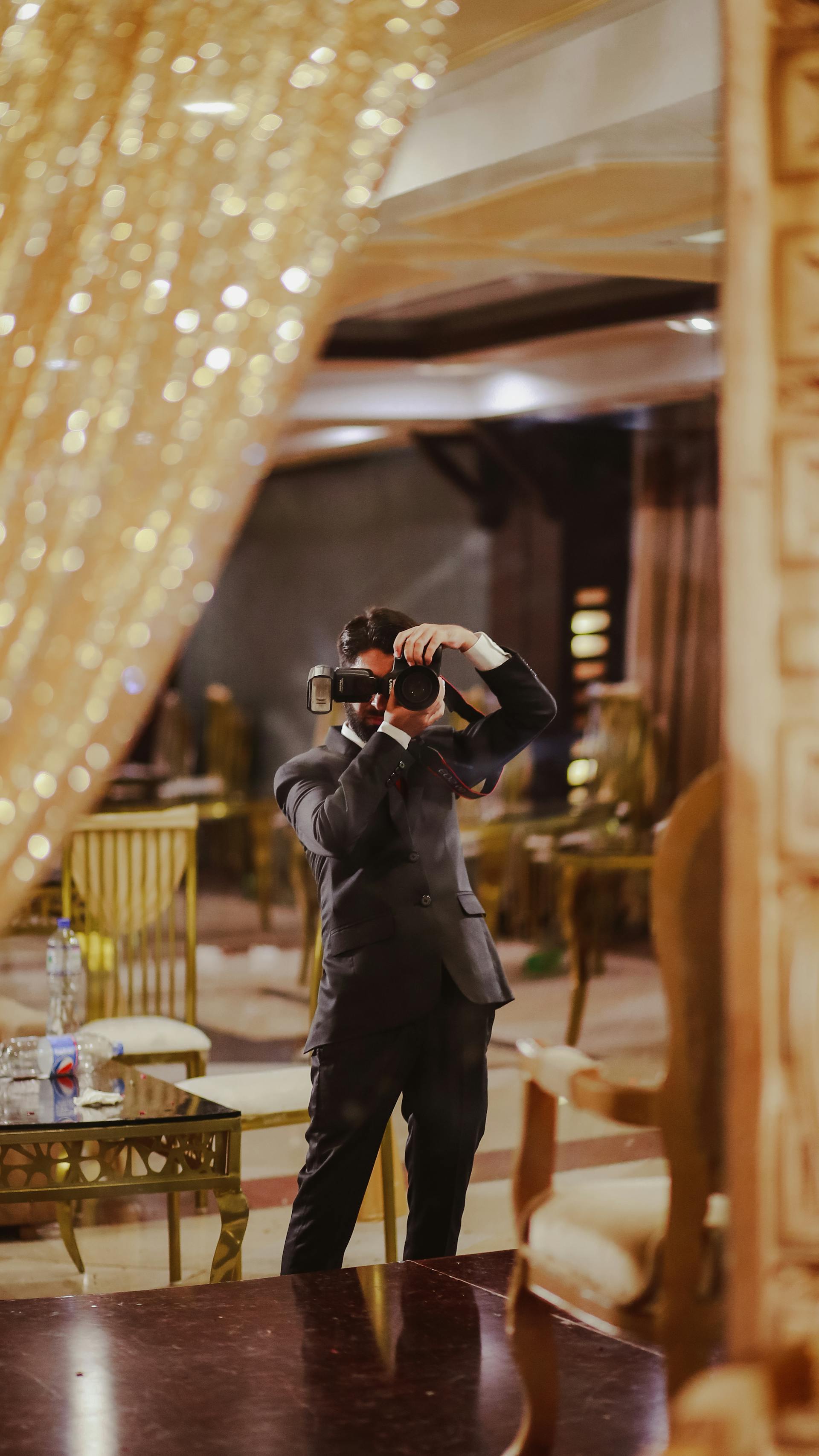 Un fotógrafo haciendo fotos | Fuente: Pexels