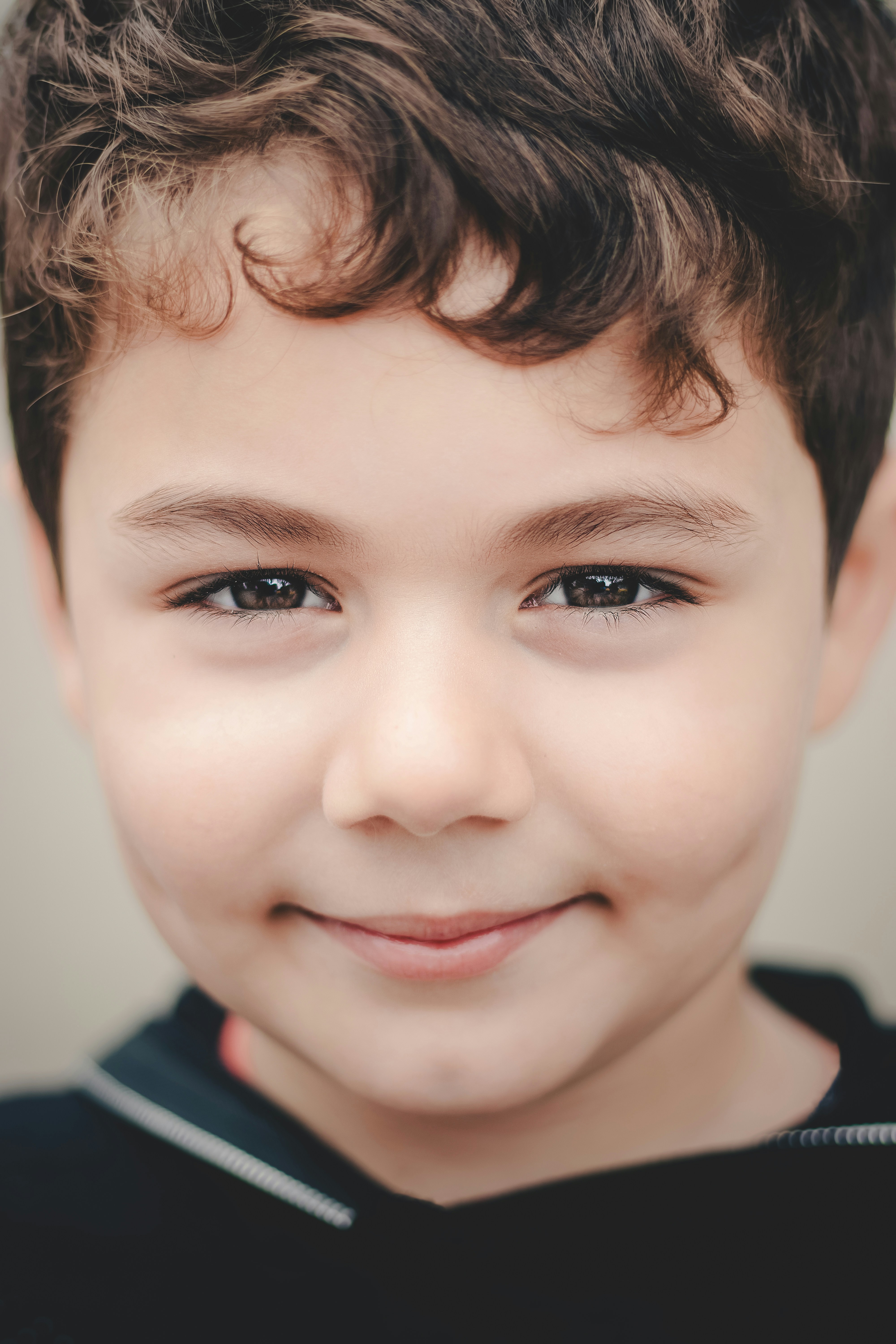 Primer plano de un niño sonriente | Fuente: Unsplash