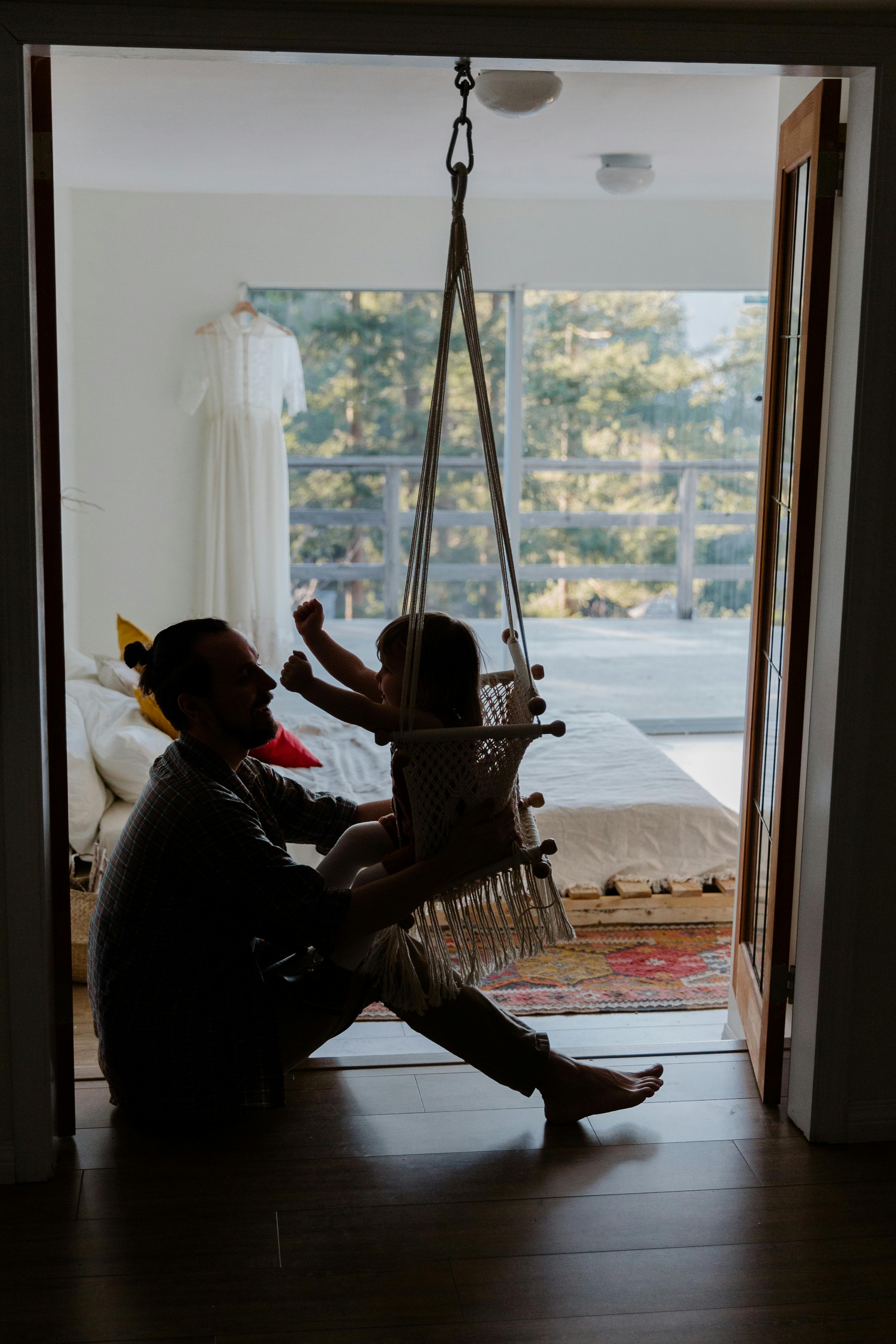 Un padre jugando con su hija | Fuente: Pexels