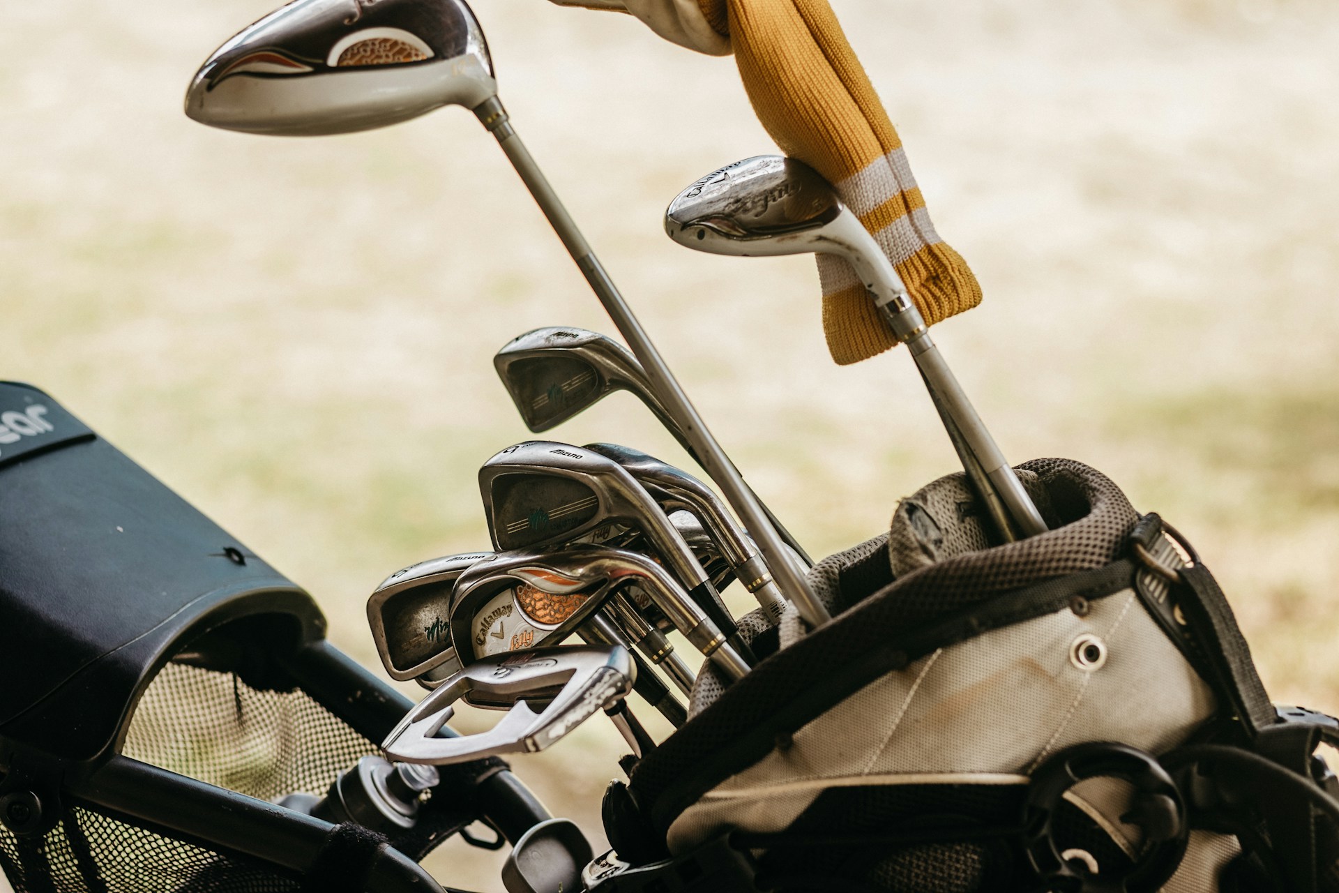 Un juego de palos de golf | Fuente: Unsplash