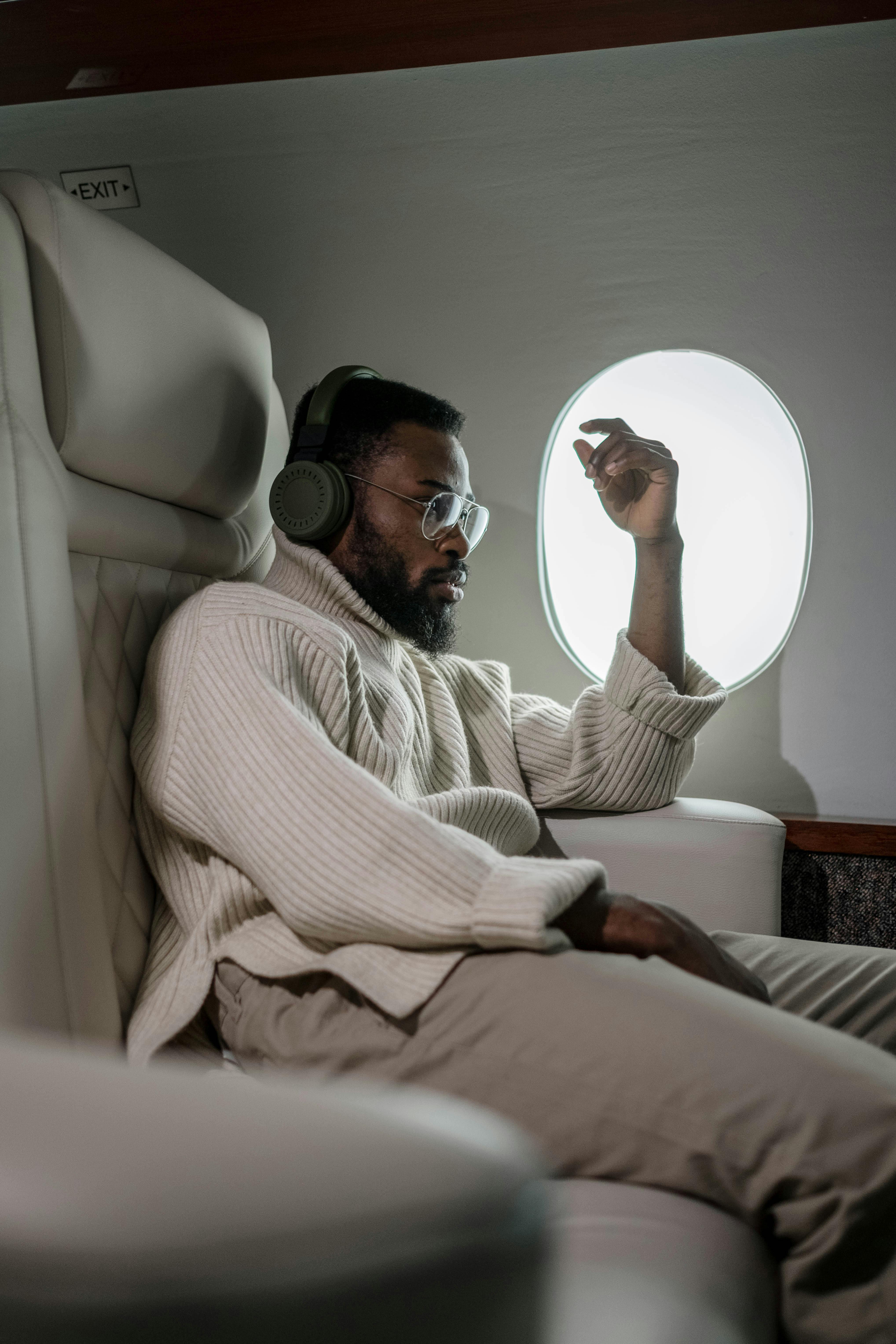 Hombre dentro de un avión | Fuente: Pexels
