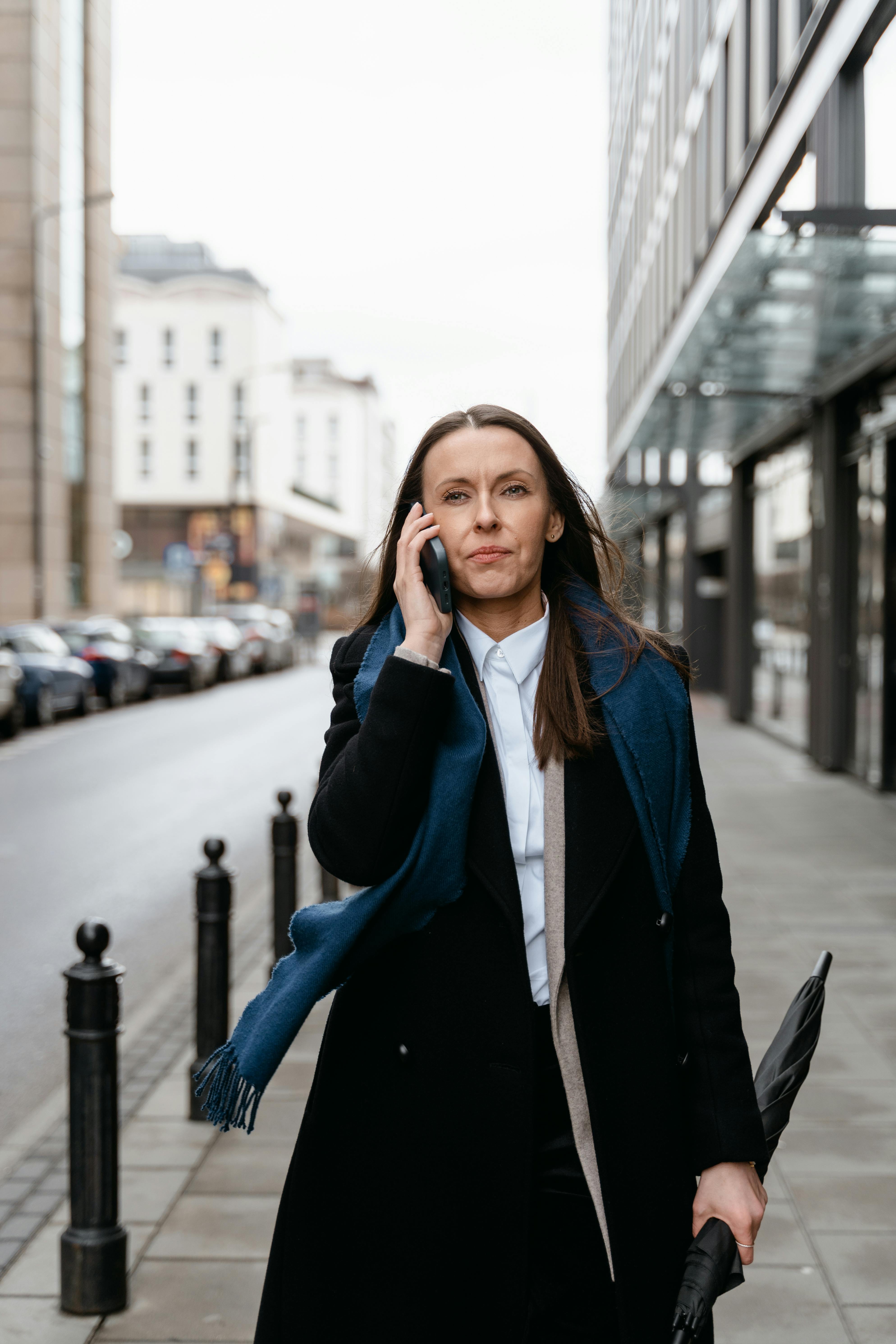 Una mujer seria en una llamada | Fuente: Pexels