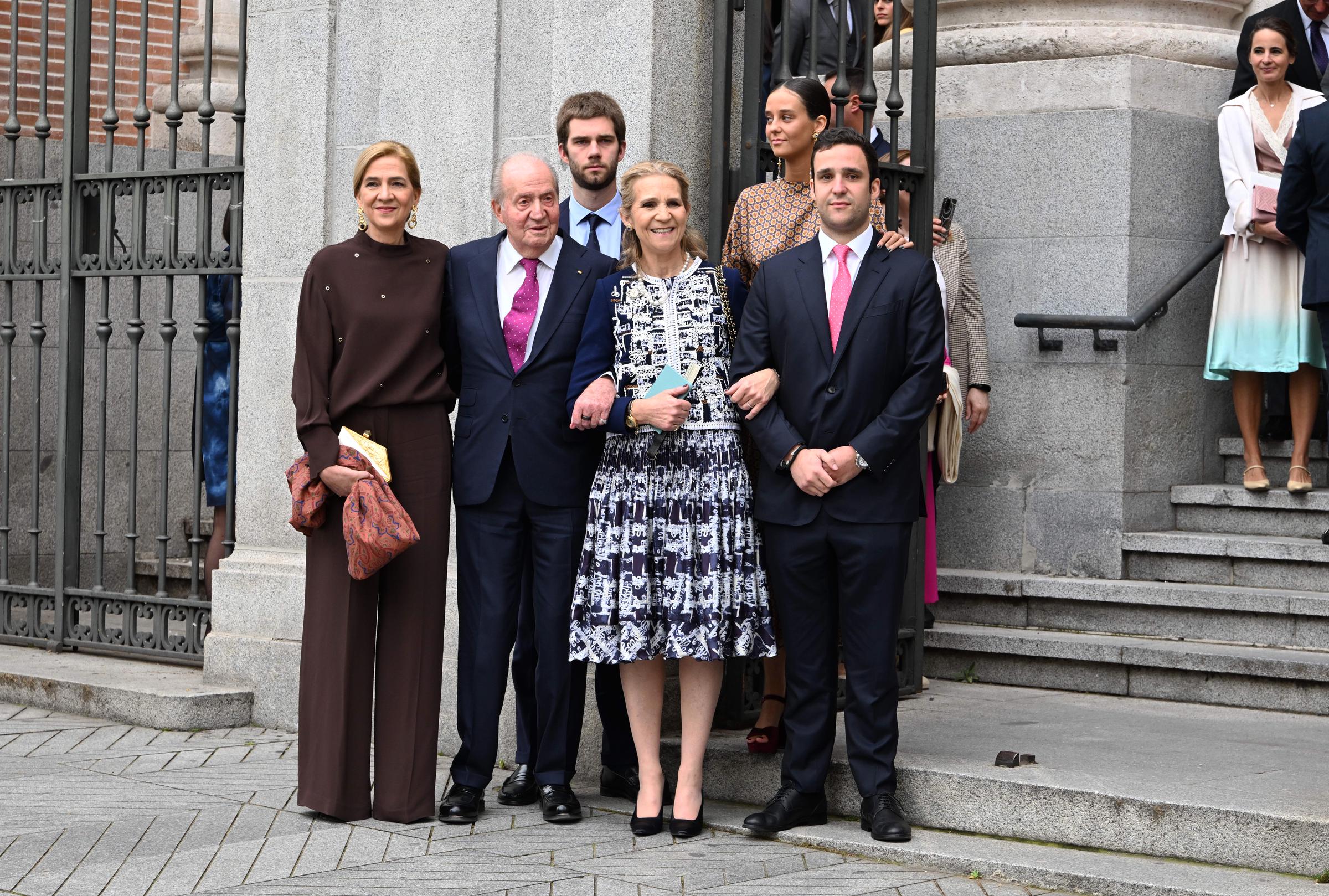 Don Juan Carlos, la Infanta Elena, sus hijos, Felipe Juan Froilán y Victoria Federica, la Infanta Cristina y su hijo, Juan Valentín Urdangarín, asistieron a la boda entre José Luis Martínez-Almeida y Teresa Urquijo Moreno, el 6 de abril de 2024, en Madrid, España. | Fuente: Getty Images