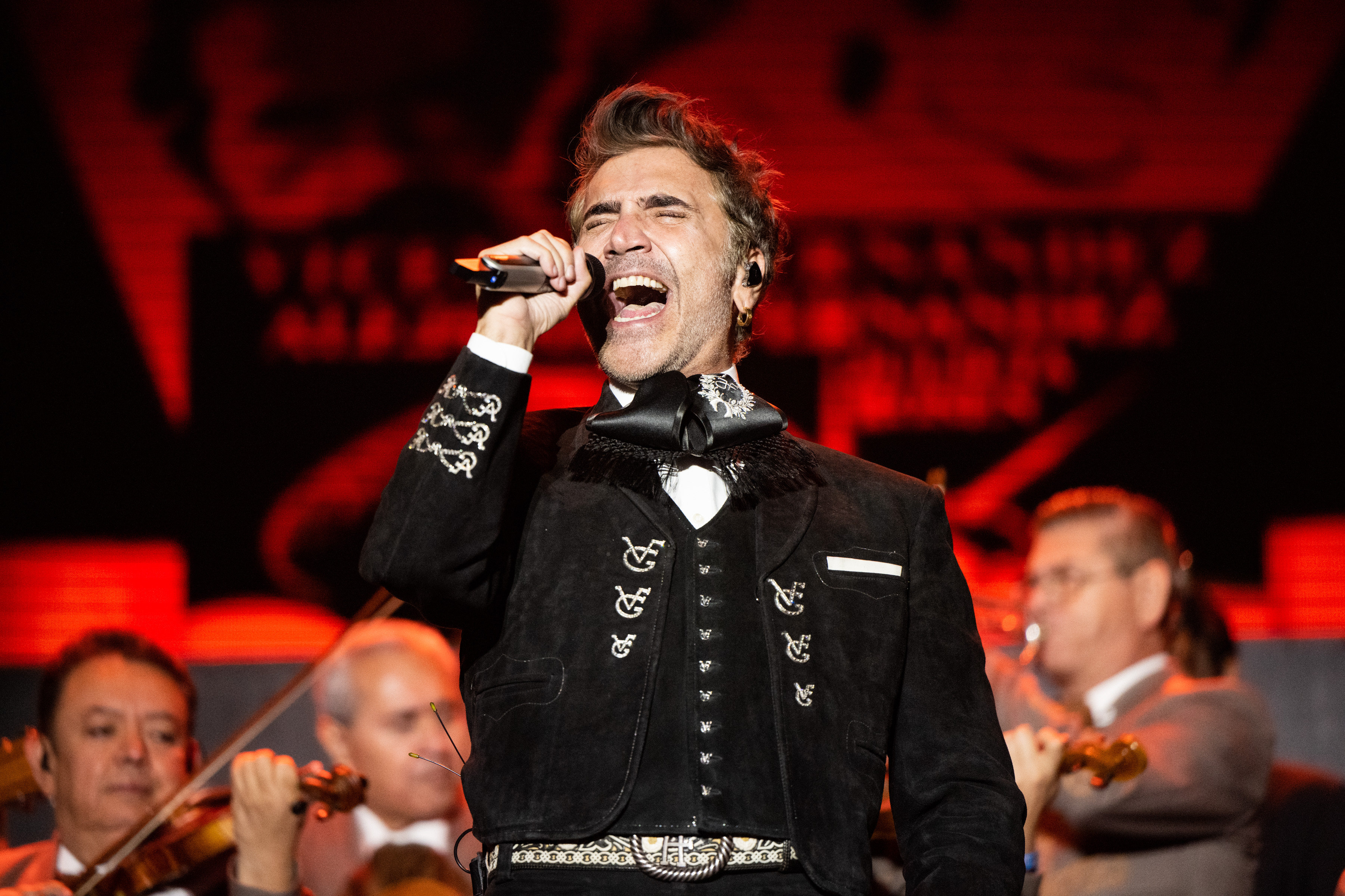 Alejandro Fernández actuando en el escenario del Dodger Stadium el 2 de diciembre de 2023 en Los Ángeles, California. | Fuente: Getty Images