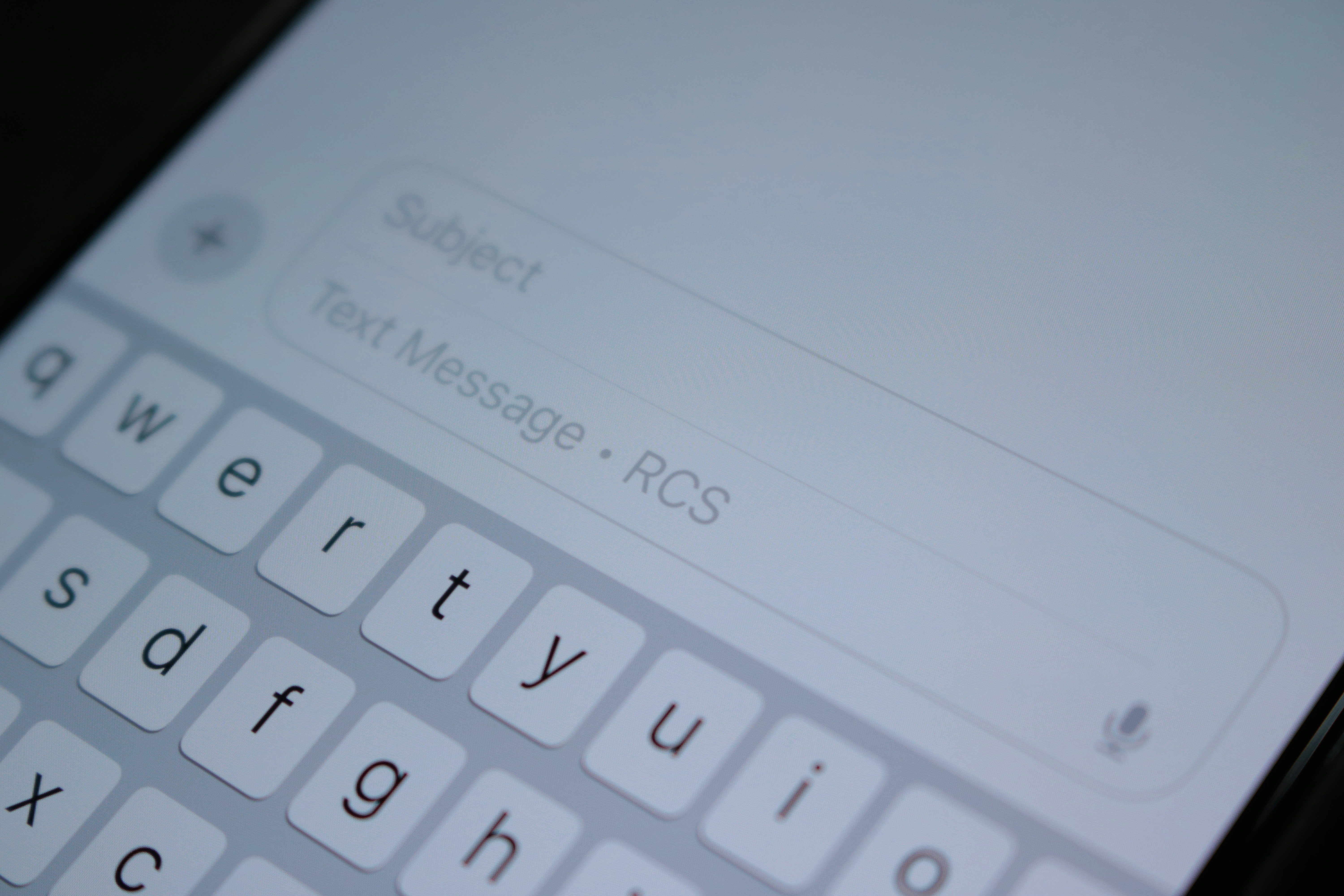 Primer plano del teclado de un móvil | Fuente: Unsplash