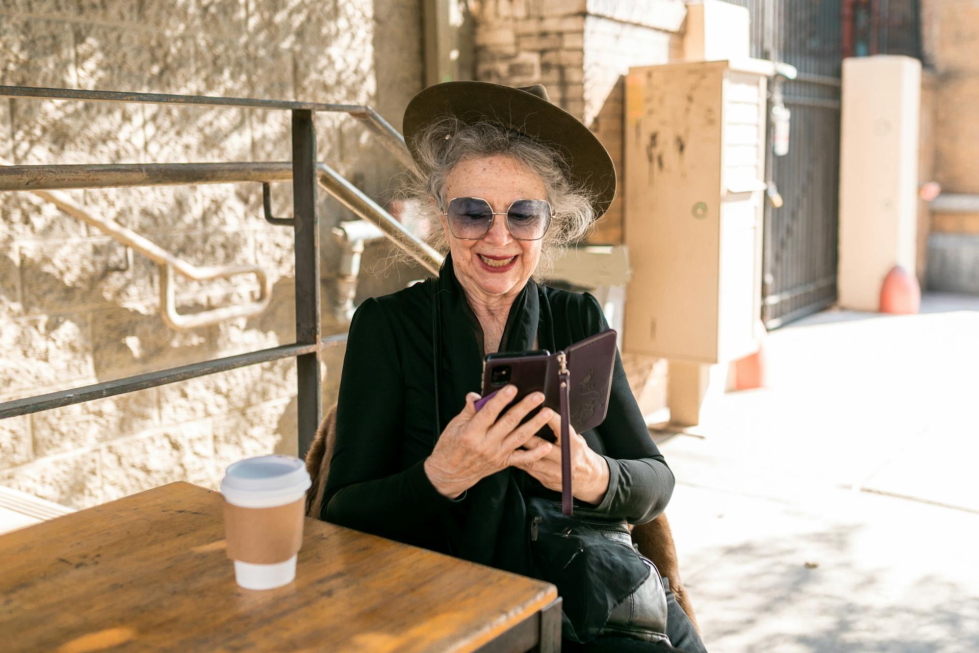 Una mujer mayor feliz usando su teléfono | Fuente: Pexels