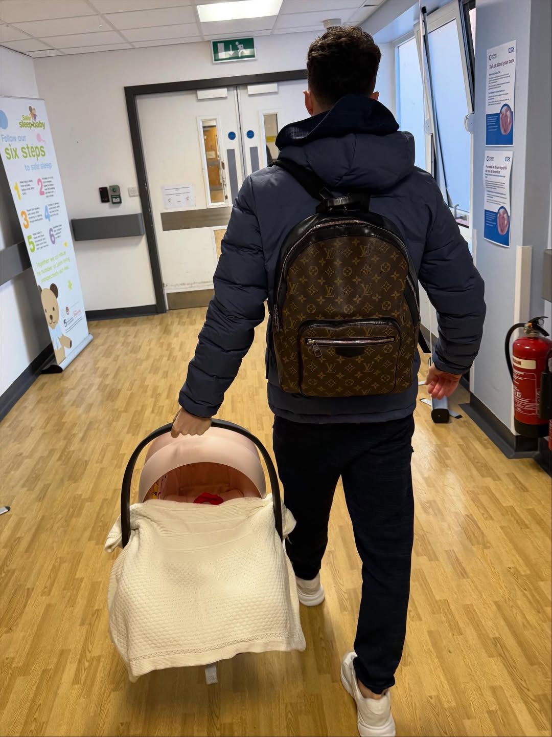 Diogo Jota sosteniendo una cesta mientras camina por el pasillo de un hospital | Fuente: Instagram/rutecfcardoso14