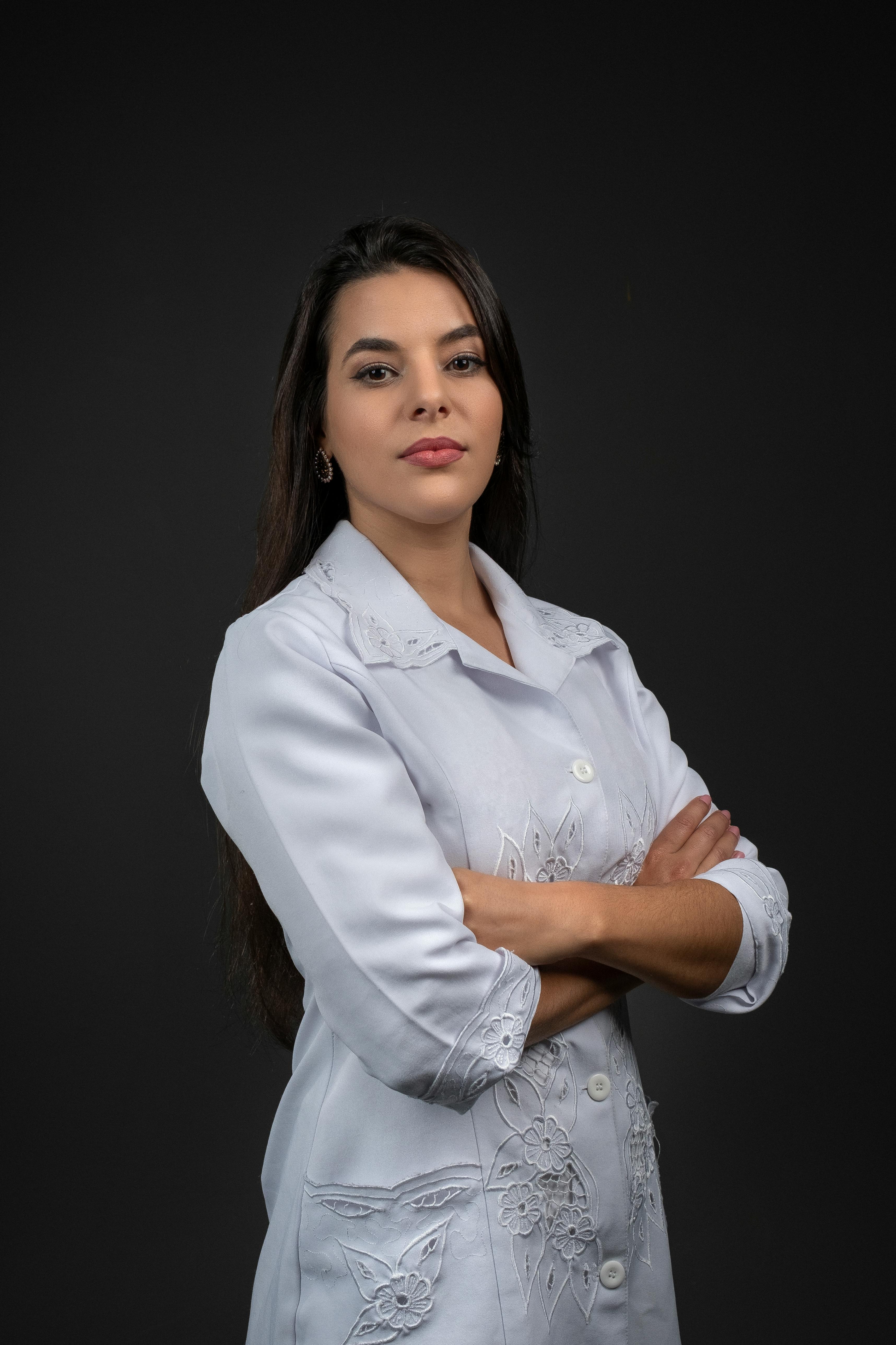 Una mujer seria | Fuente: Pexels
