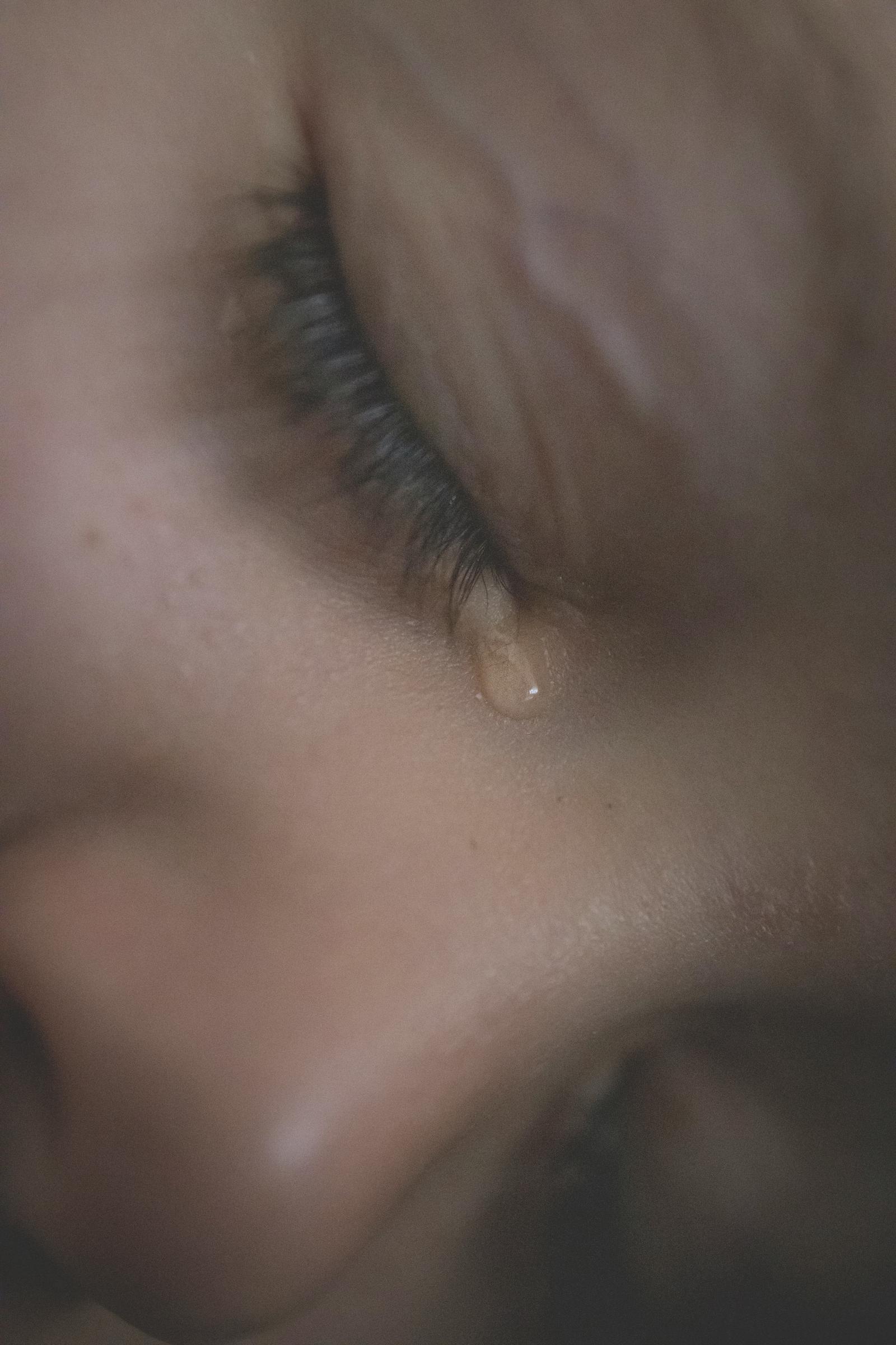 Primer plano de la cara de una niña mientras llora | Fuente: Unsplash