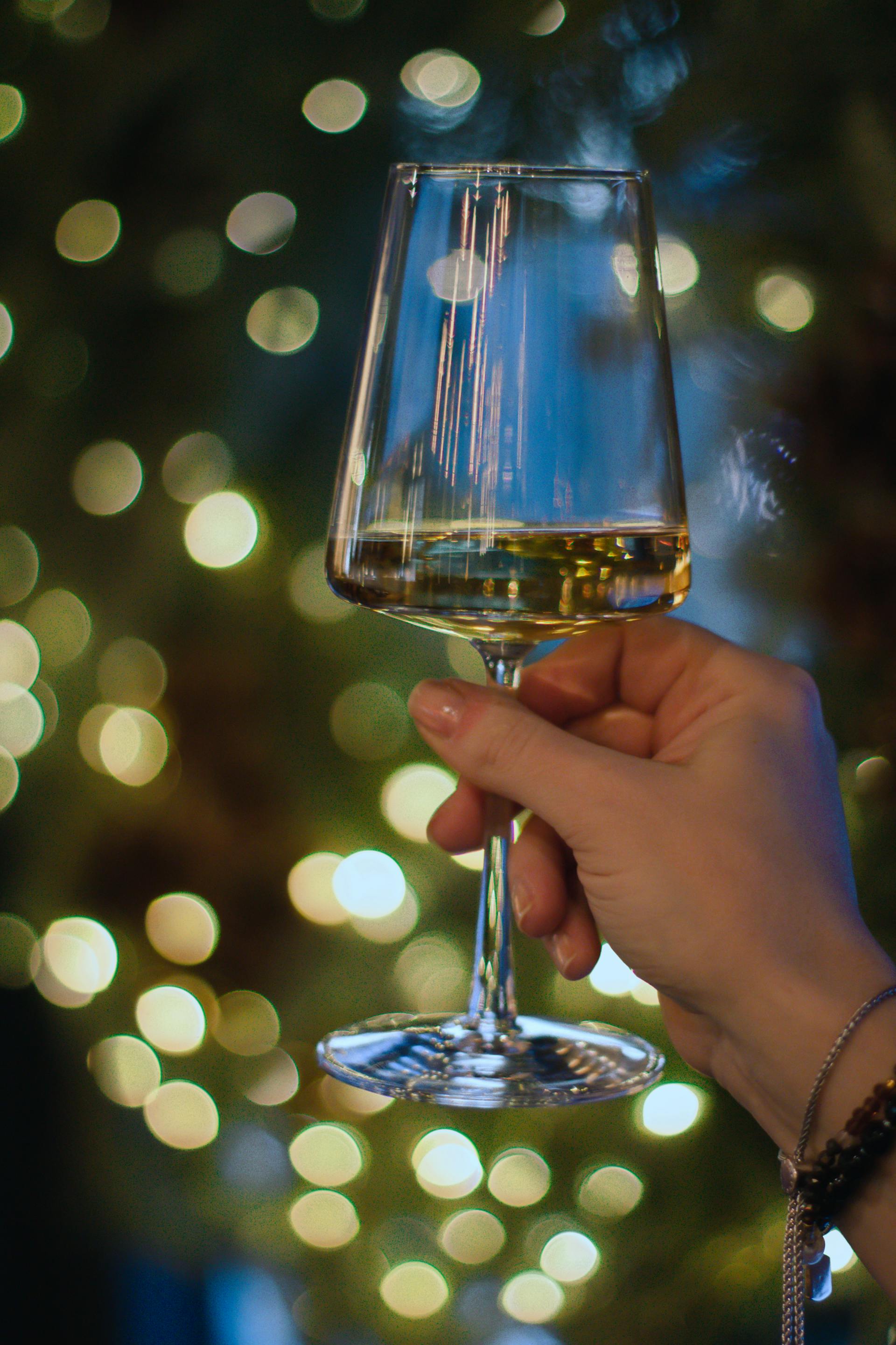 Primer plano de una mujer sujetando una copa de vino | Fuente: Pexels