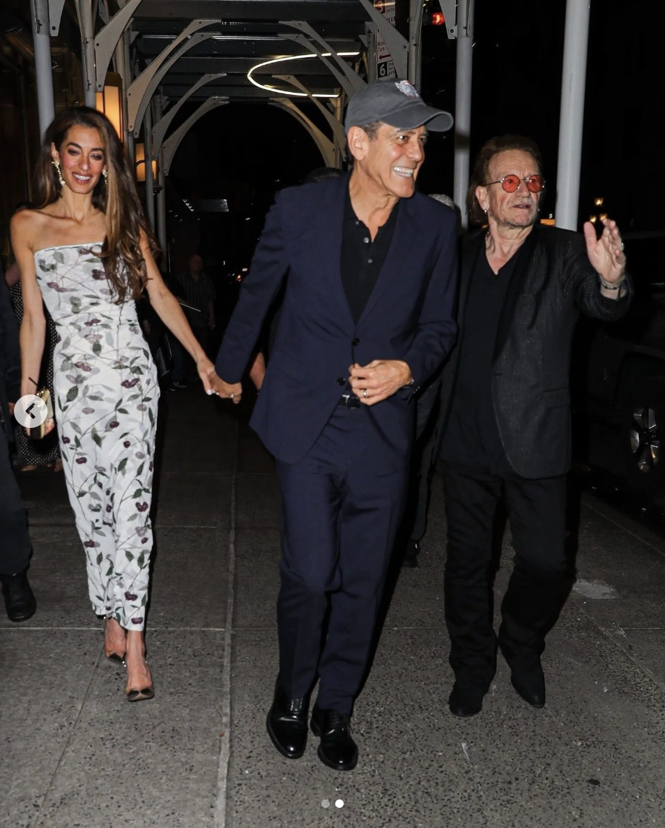Amal y George Clooney salen con Bono en Midtown Manhattan publicado el 1 de junio de 2025. | Fuente: Instagram/voguemagazine