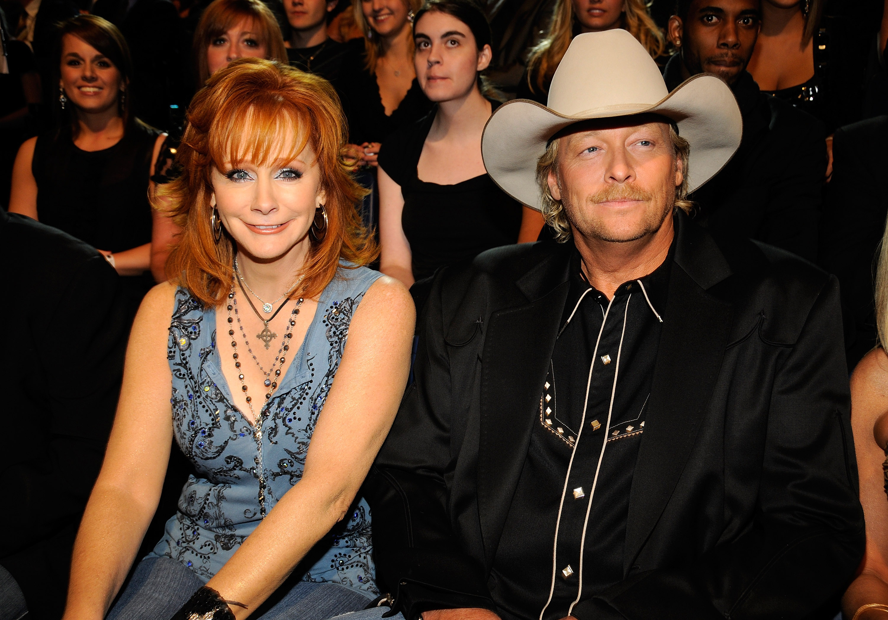 Reba McEntire y Alan Jackson entre el público durante los Premios CMT 2008 el 14 de abril en Nashville, Tennessee. | Fuente: Getty Images