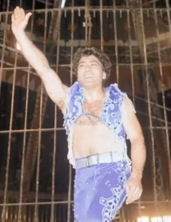 Ángel Cristo dentro de la jaula en su circo | Fuente: Instagram/angelcristojr