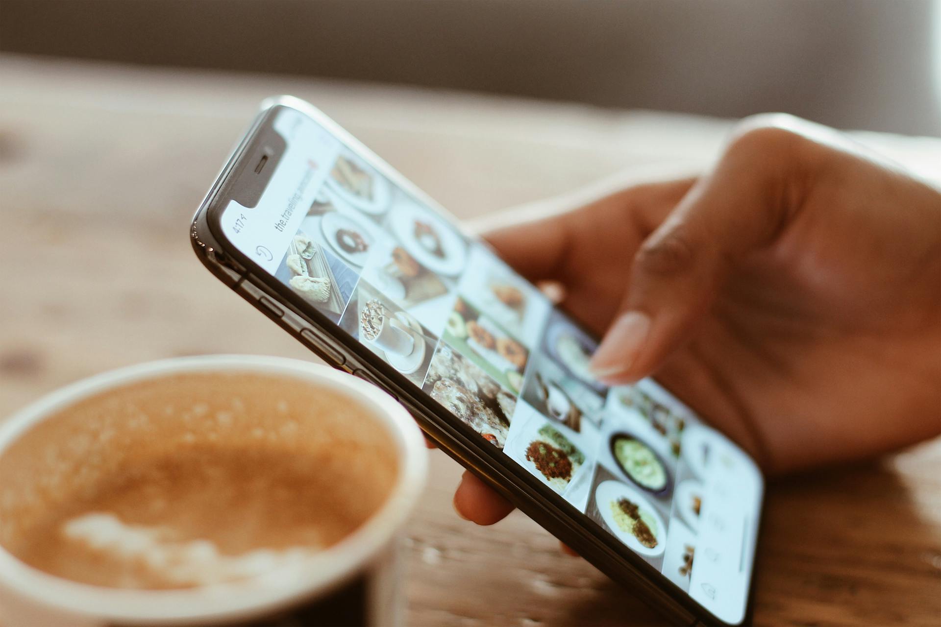 Una persona con un teléfono en la mano | Fuente: Pexels