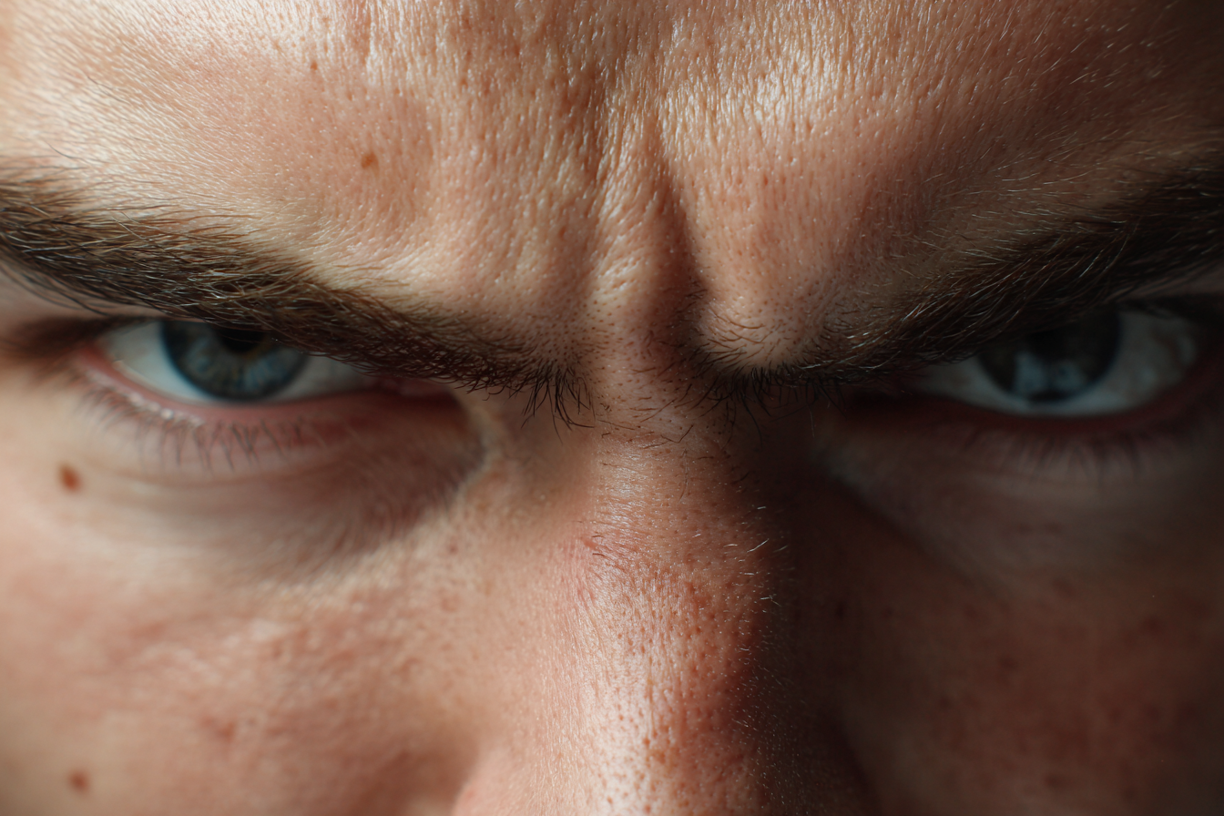 Un primer plano de los ojos de un hombre | Fuente: Midjourney