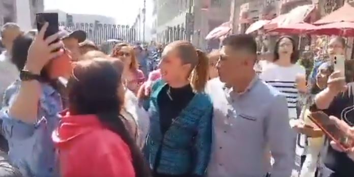 Un hombre acosa a la presidenta de México Claudia Sheimbaum | Fuente: X.com/bcn24noticias