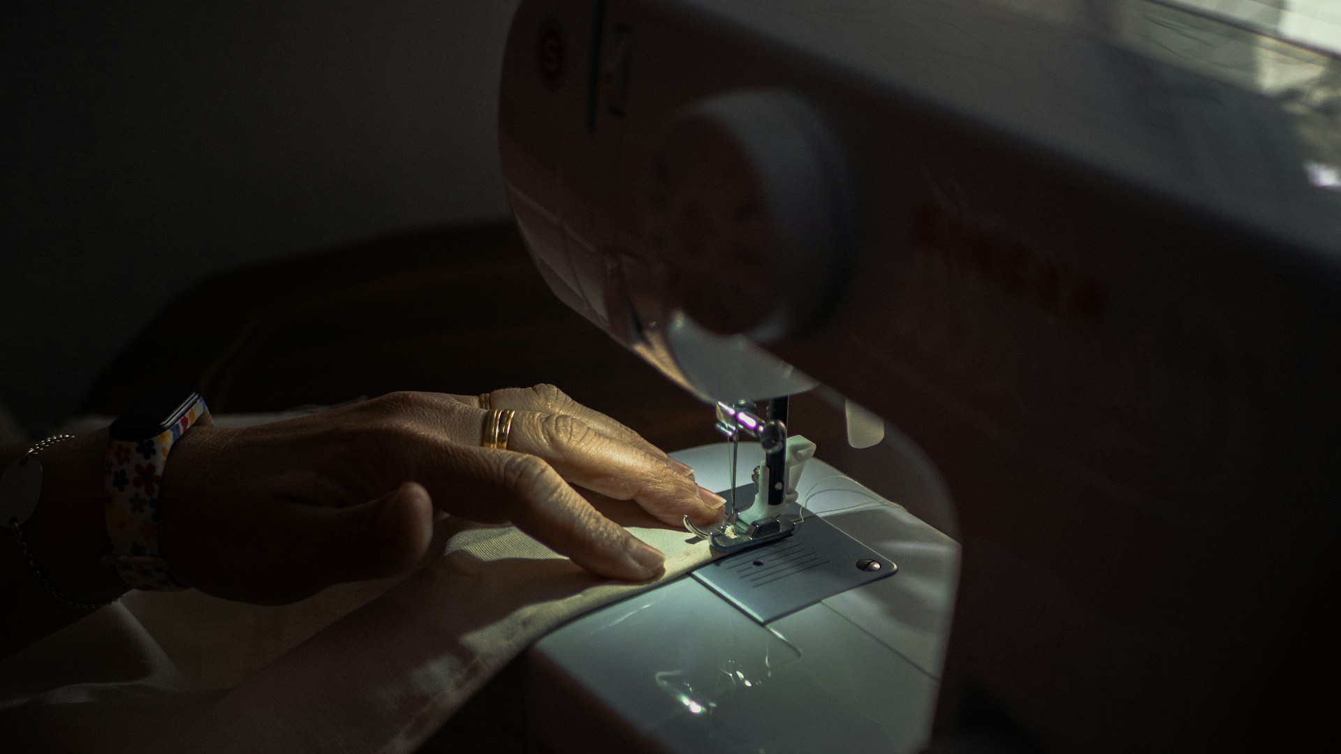 Una mujer utilizando una máquina de coser | Fuente: Unsplash