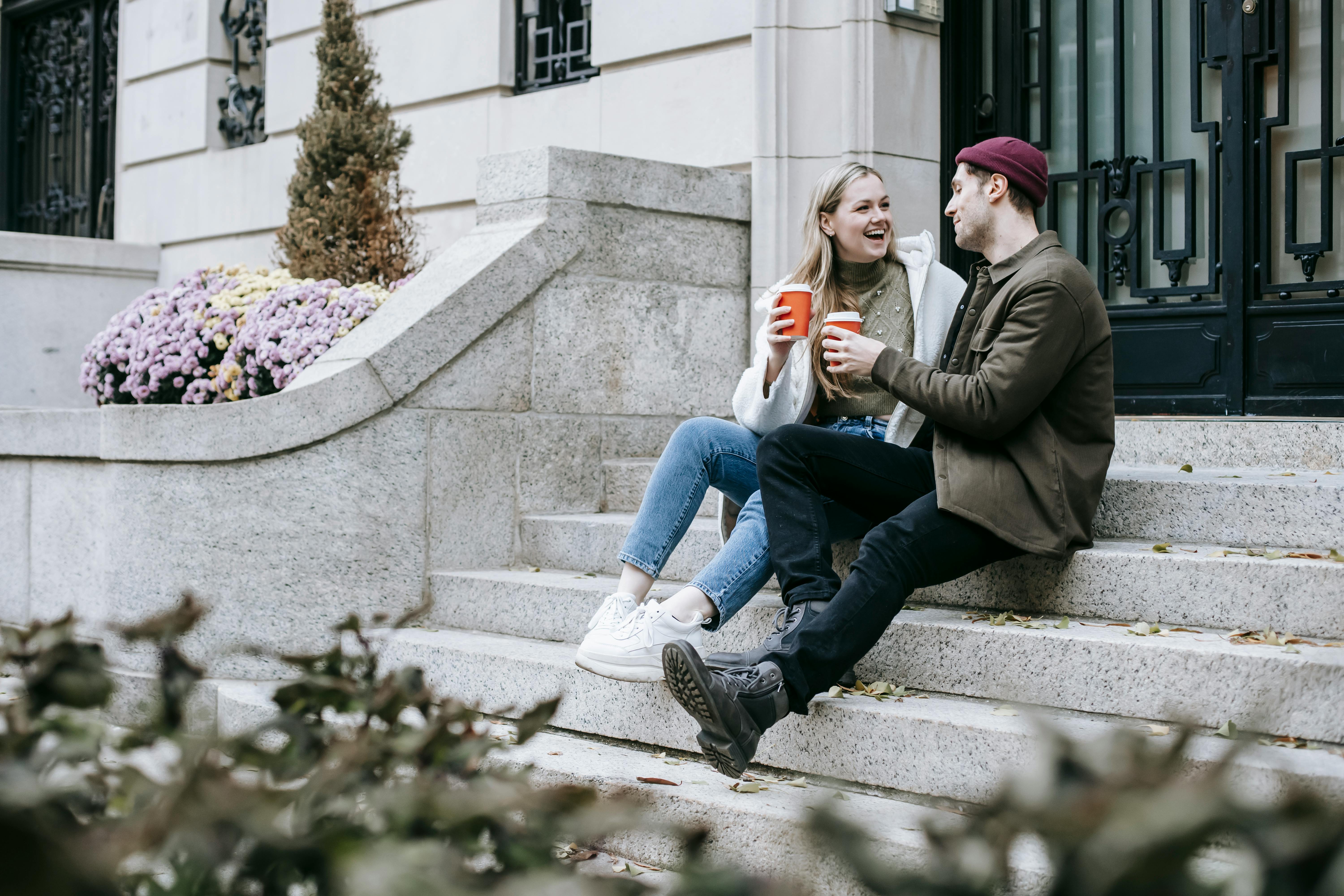 Personas disfrutando juntas de un café | Fuente: Pexels