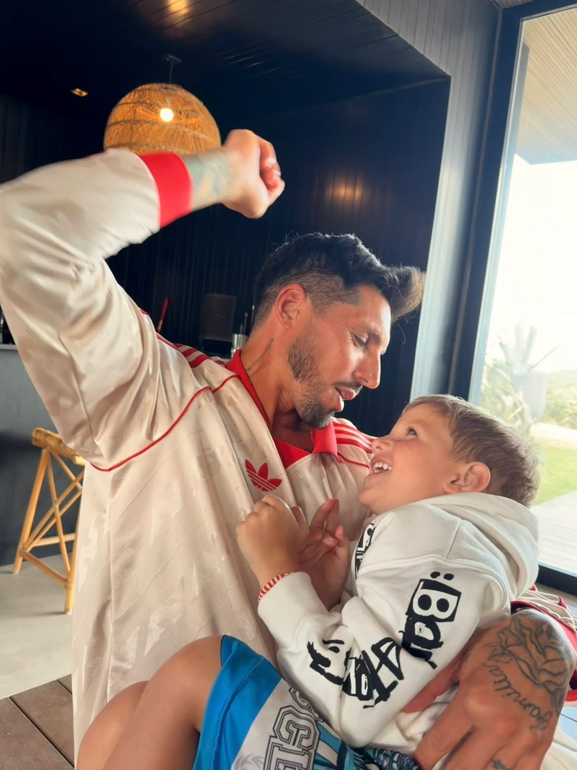 Bautista y José Sosa, actual pareja de Cami Homs, compartiendo en la sala de su casa | Fuente: Instagram/ camihoms