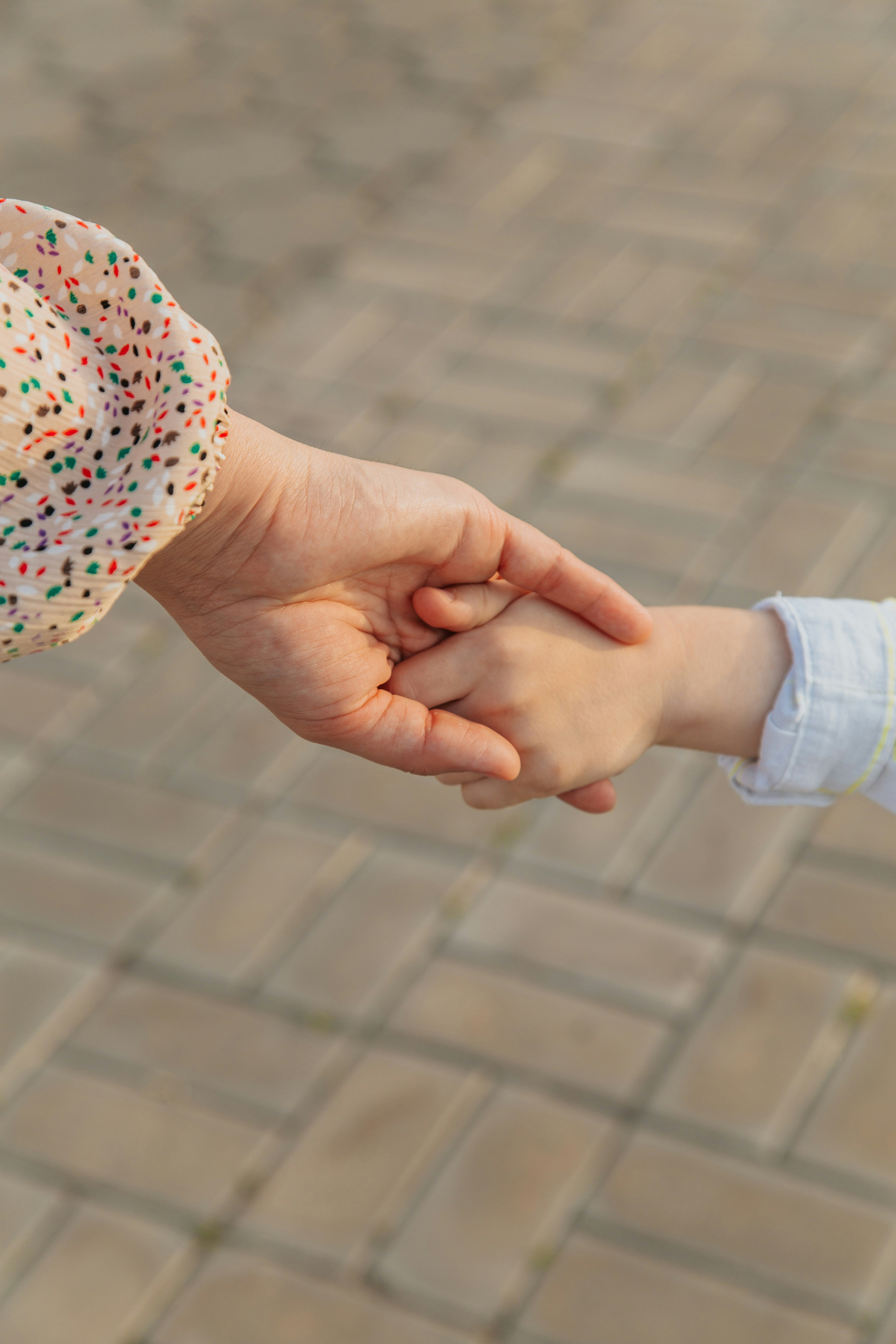 Una madre y su hijo tomados de la mano | Fuente: Unsplash