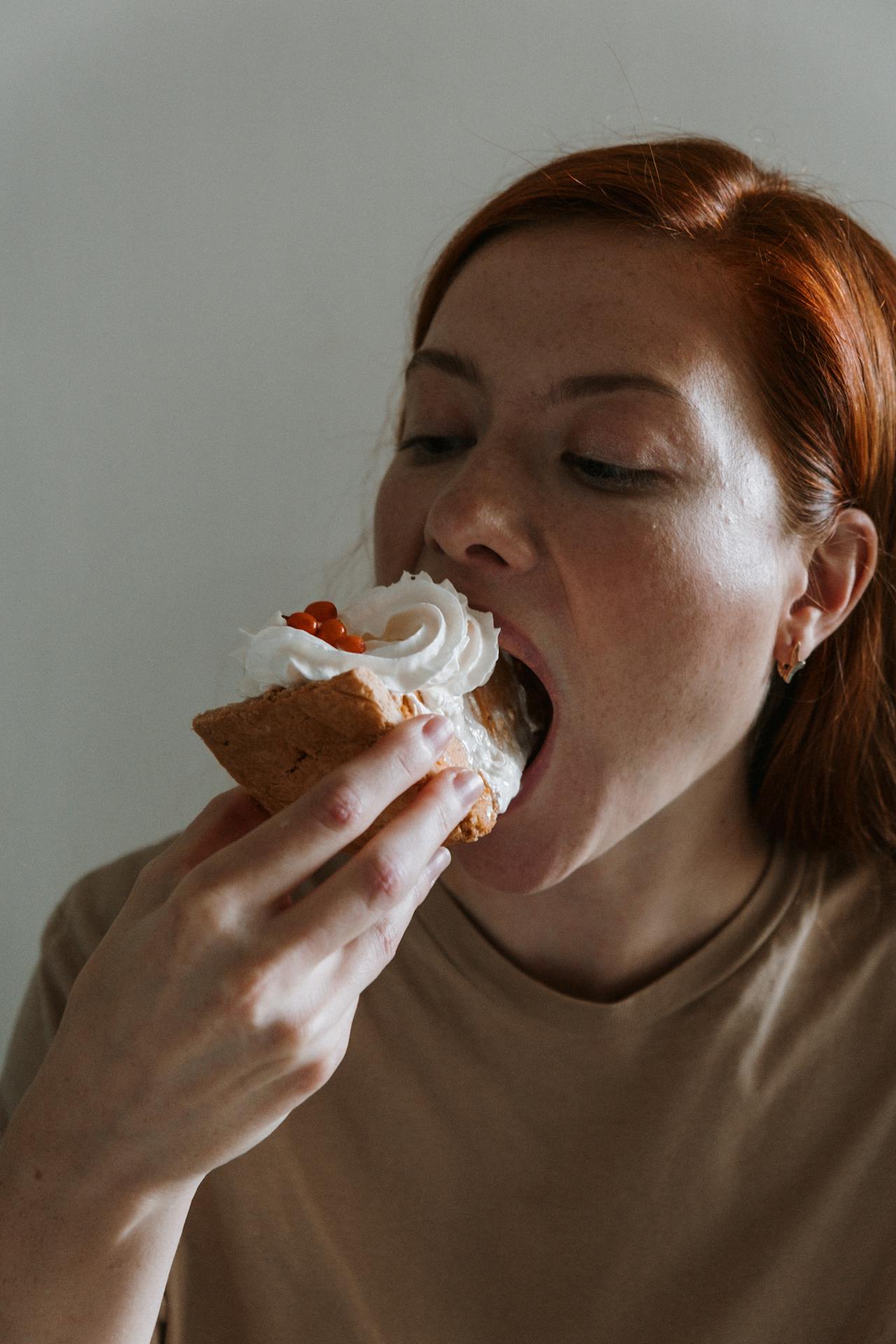Una mujer comiendo un trozo de pastel | Fuente: Pexels