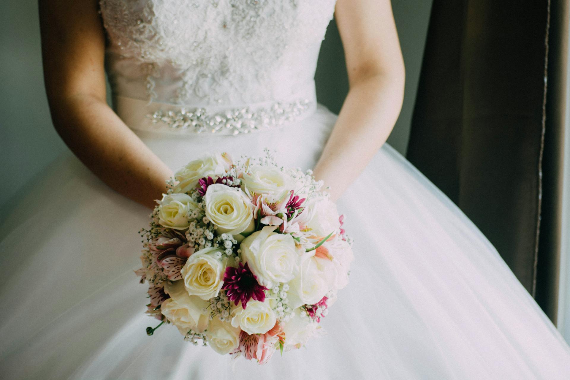 Una novia sosteniendo flores | Fuente: Pexels