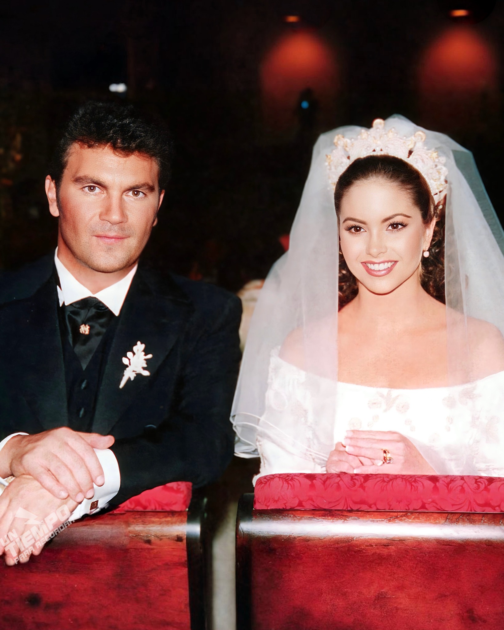 Lucero y Mijares en su boda, el 18 de enero de 1997 en el Colegio de las Vizcaínas en Ciudad de México | Fuente: Facebook/Un Tiempo Para Recordar