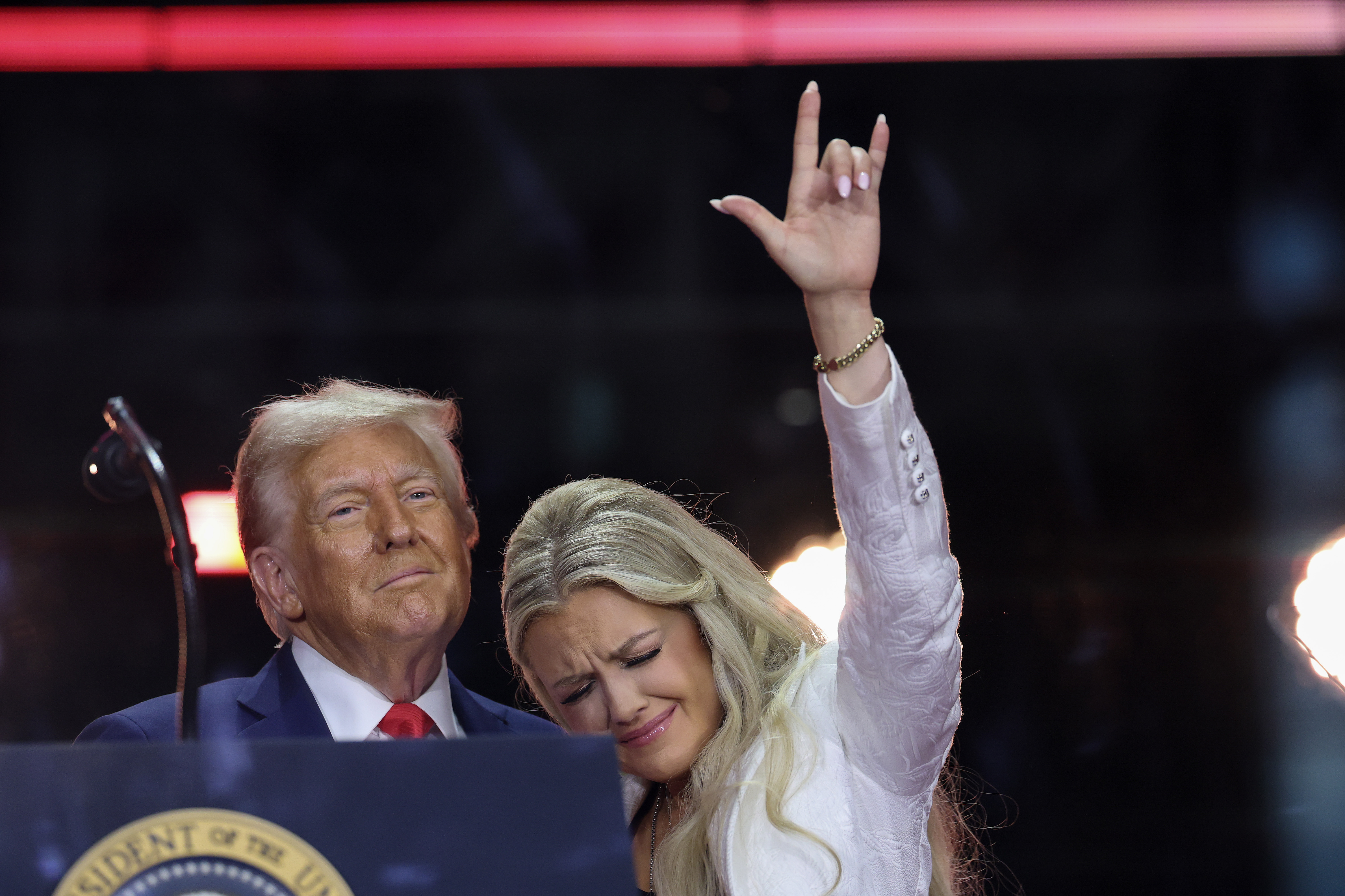Donald Trump y Erika Kirk durante el funeral por Charlie Kirk en Glendale, Arizona, el 21 de septiembre de 2025. | Fuente: Getty Images