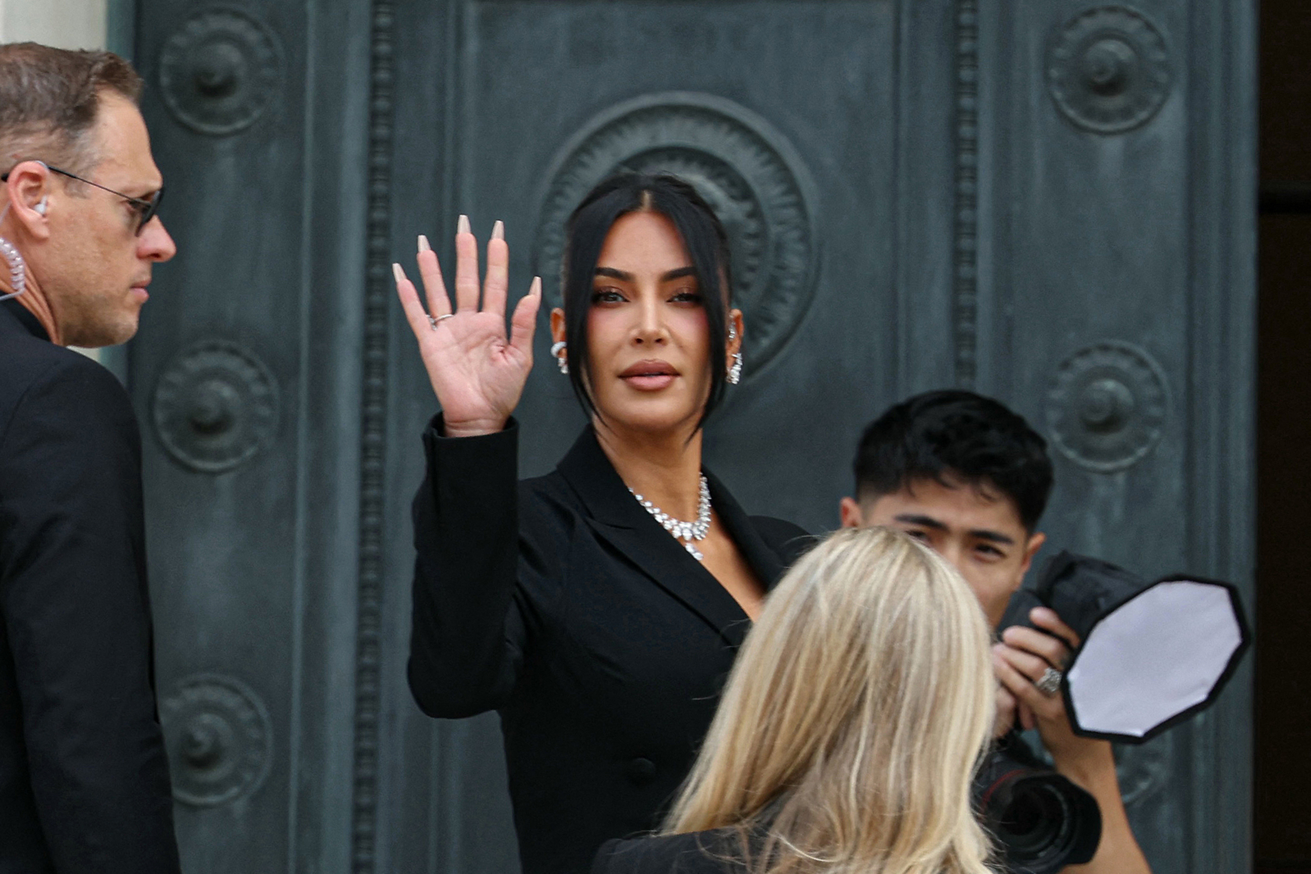 Kim Kardashian saluda a su llegada al Tribunal Supremo de París, Francia, el 13 de mayo de 2025. | Fuente: Getty Images