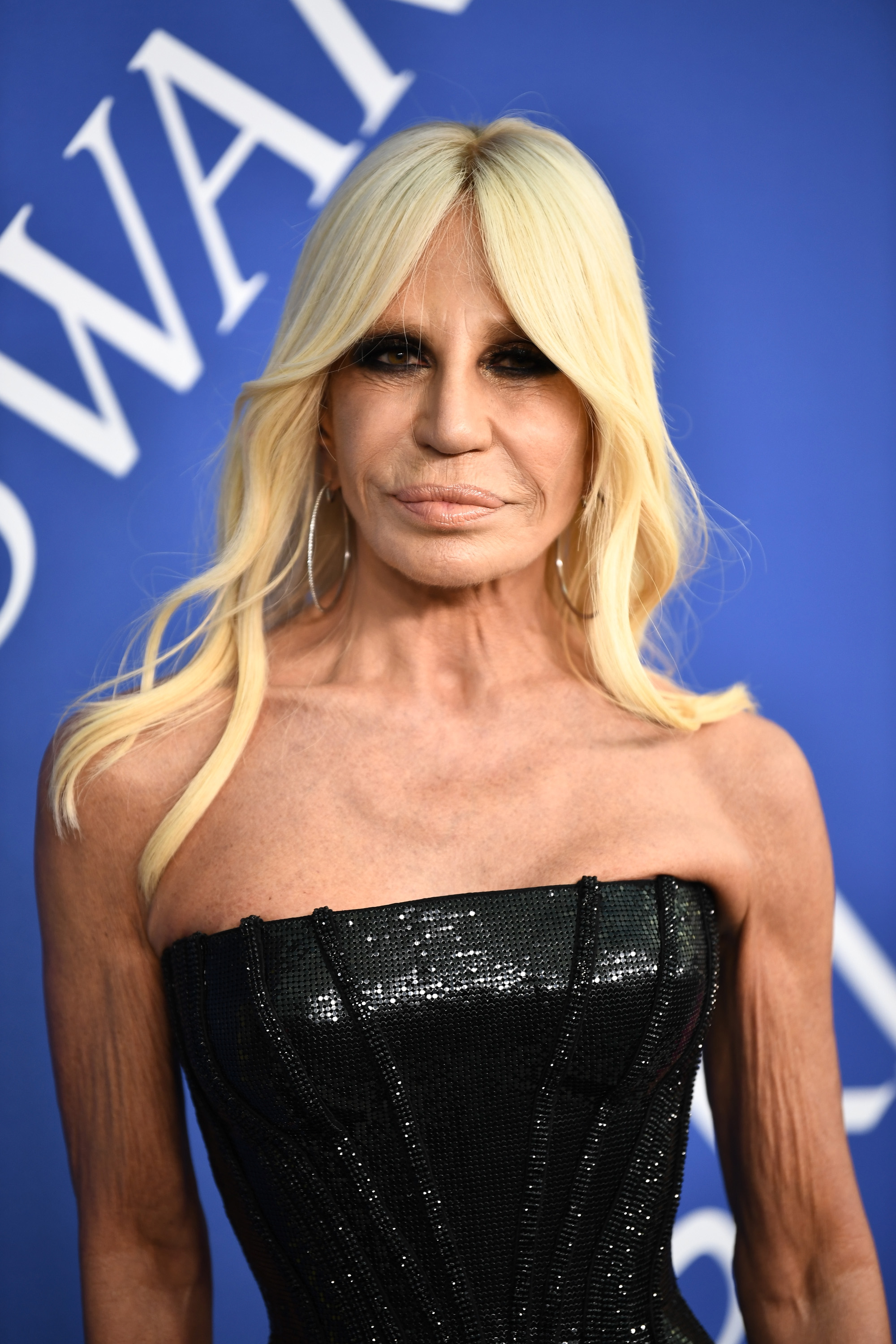 Donatella Versace asiste a los CFDA Fashion Awards el 4 de junio de 2018, en Nueva York. | Fuente: Getty Images.