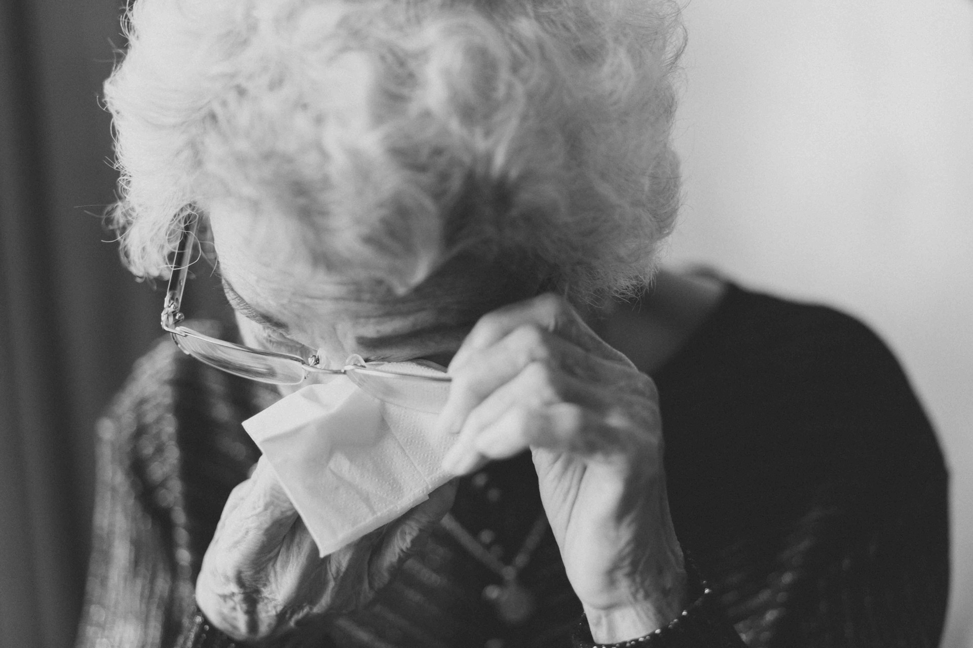 Una anciana afligida | Fuente: Unsplash