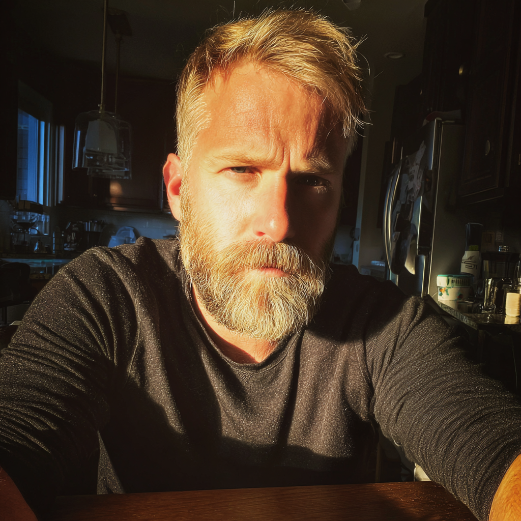 Un hombre molesto sentado a la mesa de la cocina | Fuente: Midjourney