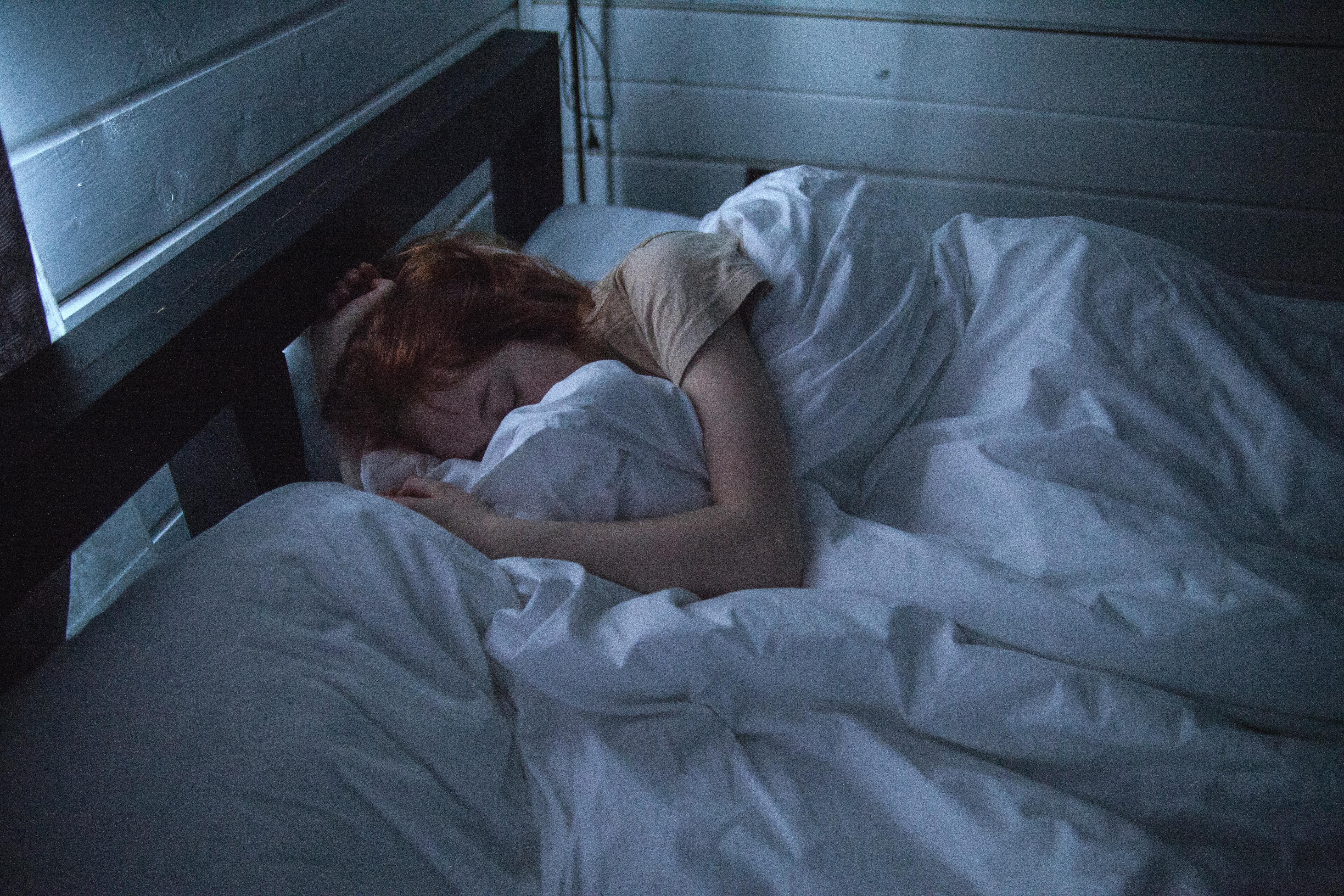 Una mujer tumbada en su cama | Fuente: Pexels