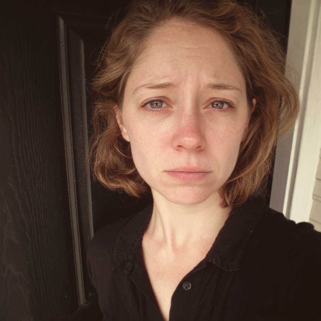 Un primer plano de una mujer emocional | Fuente: Midjourney