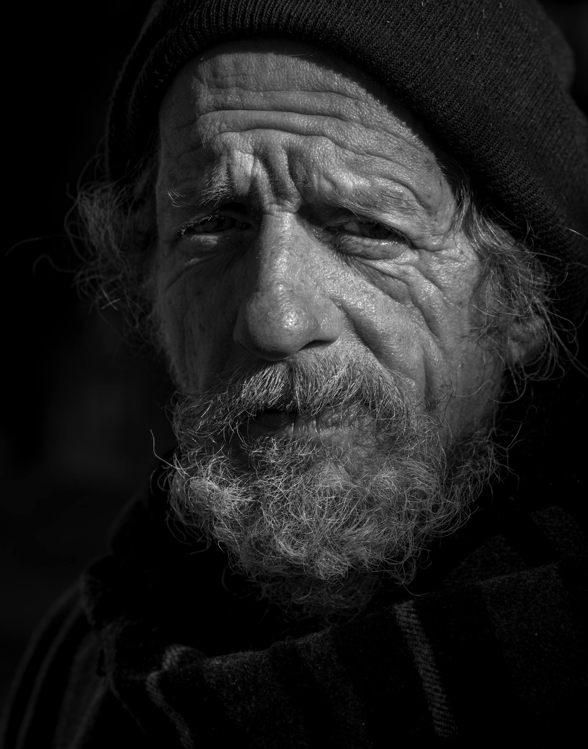 Primer plano en escala de grises de un anciano | Fuente: Pexels