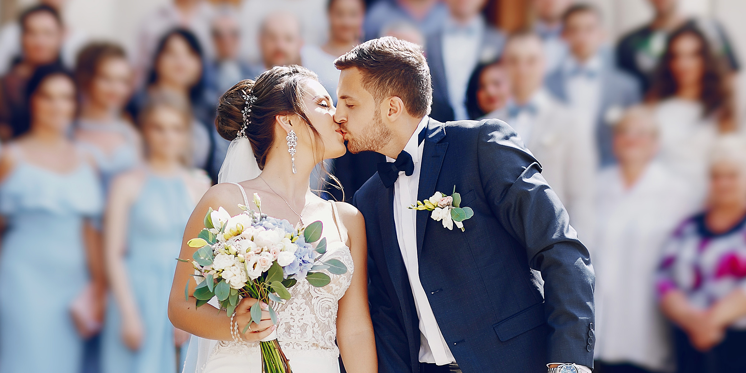 Una novia y un novio besándose | Fuente: Freepik