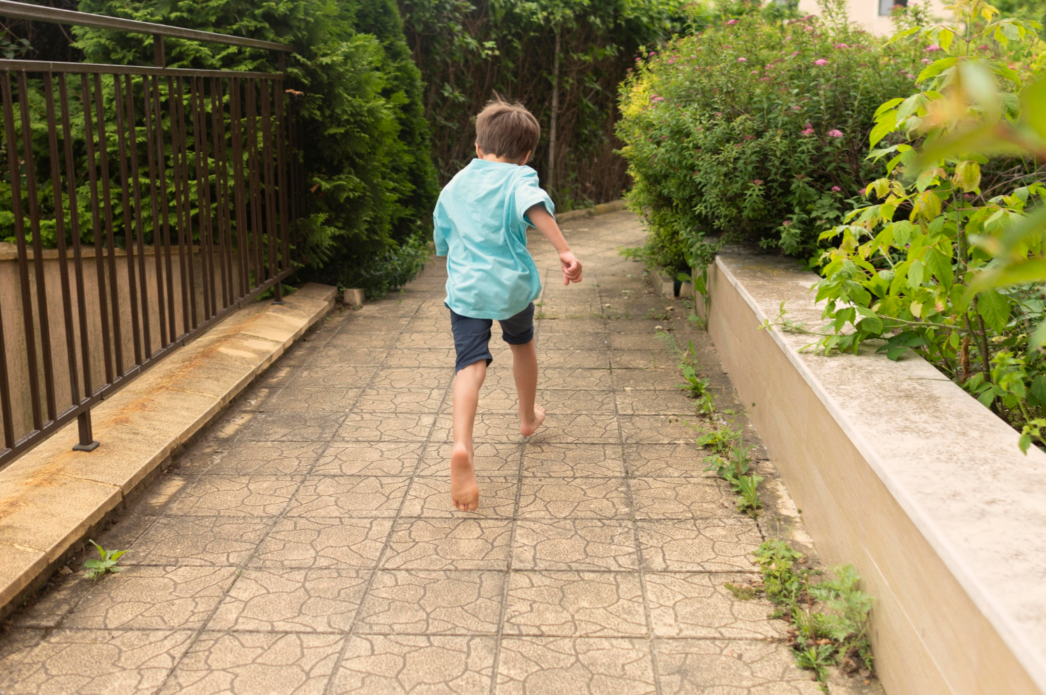 Vista trasera de un joven corriendo | Fuente: Freepik