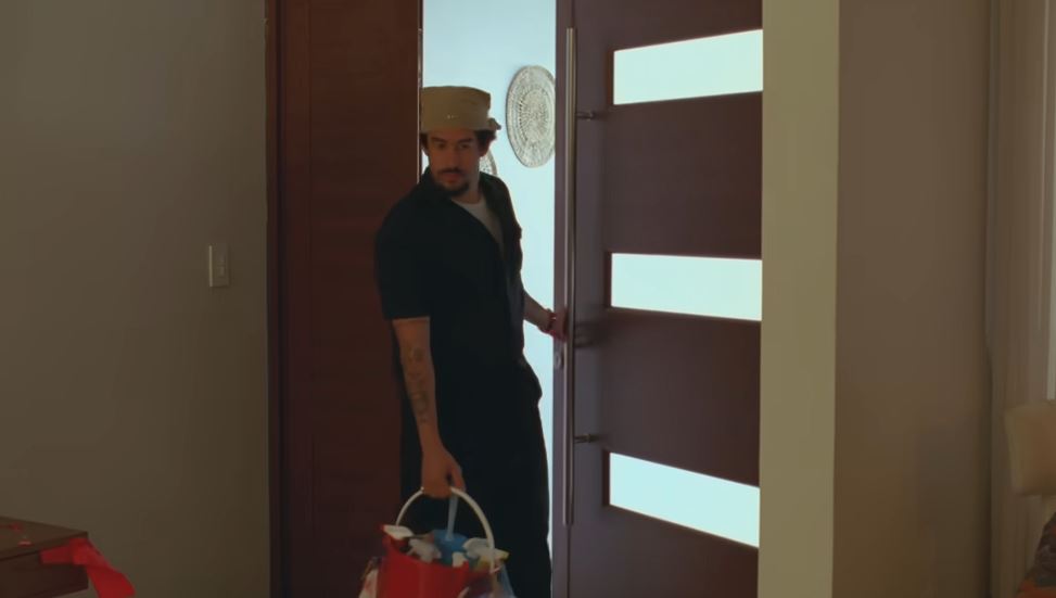 Bad Bunny en el video oficial de la canción "Turista" | Fuente: YouTube.com/BadBunnyPR