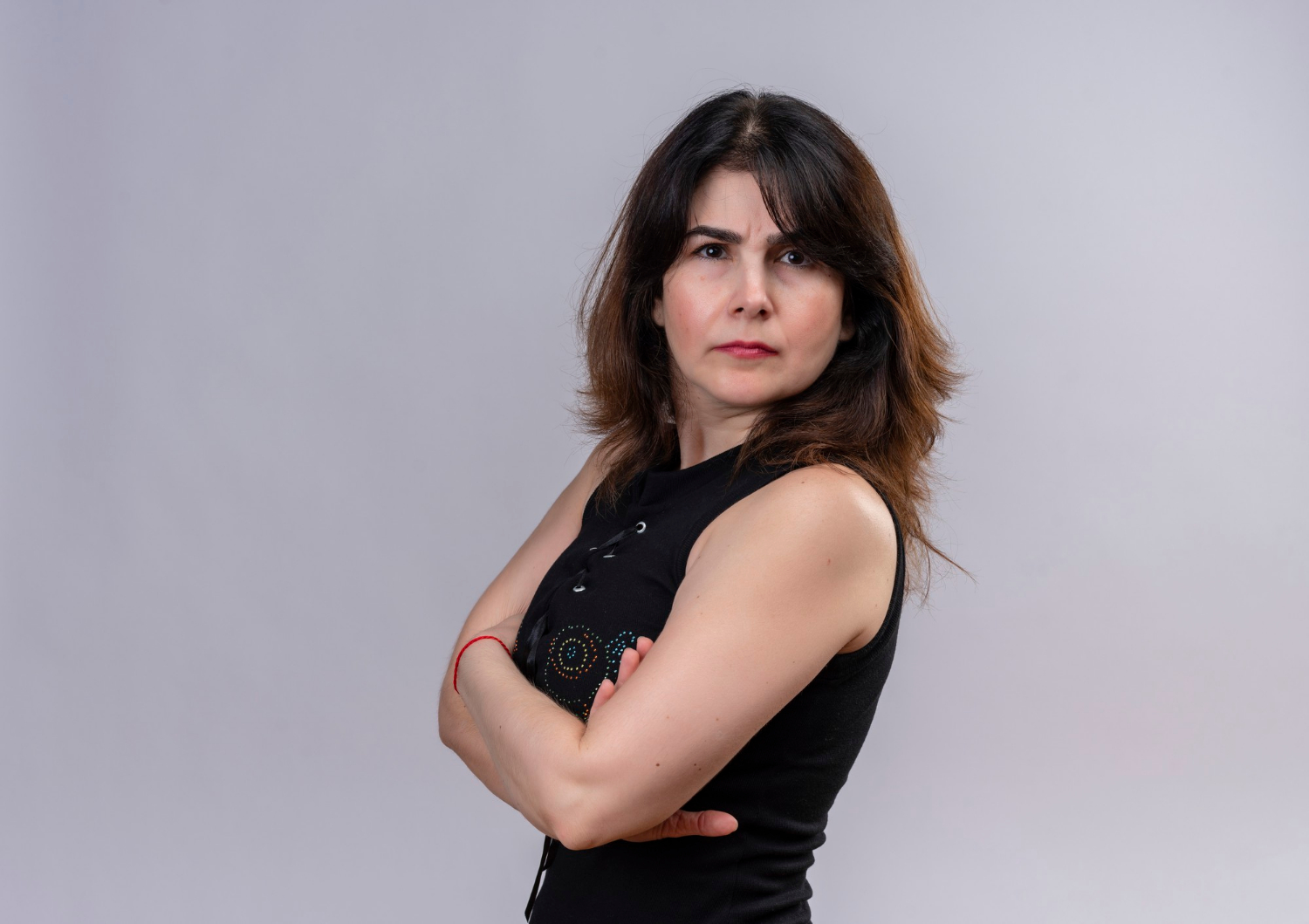 Una mujer con los brazos cruzados | Fuente: Freepik
